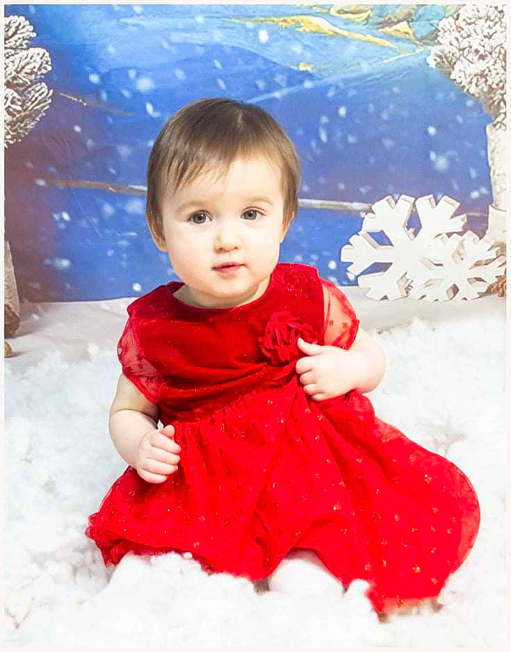 Alice a rejoint le concours — aidez-le/la à gagner de superbes lots ! baby, baby_toddler_clothing, beauty, cheek, child, design, dress, fun, happy, magenta, pattern, people_in_nature, person, petal, pink, portrait_photography, sitting, sleeve, snow, toddler