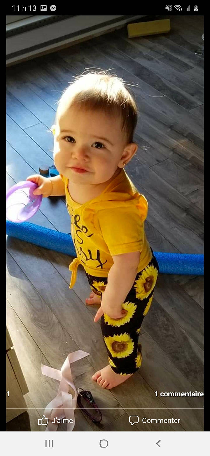 Lyvia a rejoint le concours — aidez-le/la à gagner de superbes lots ! baby, baby_toddler_clothing, eye, face, floor, flooring, fun, hair, happy, head, iris, knee, leisure, mouth, person, skin, sleeve, smile, t_shirt, toddler