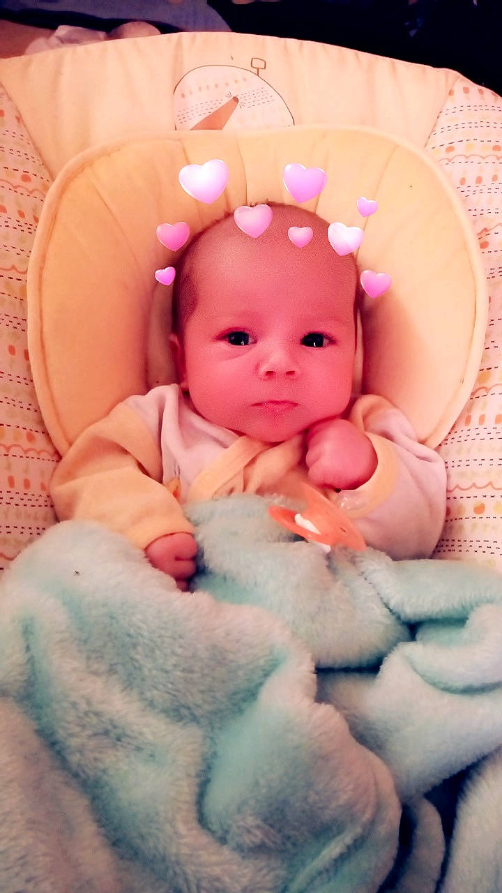 Even participe au concours pour gagner de l'argent avec cette photo : baby_products, cheek, child, ear, finger, girl, hair_accessory, infant, iris, person, petal, pink, product, skin, smile, toddler, toy