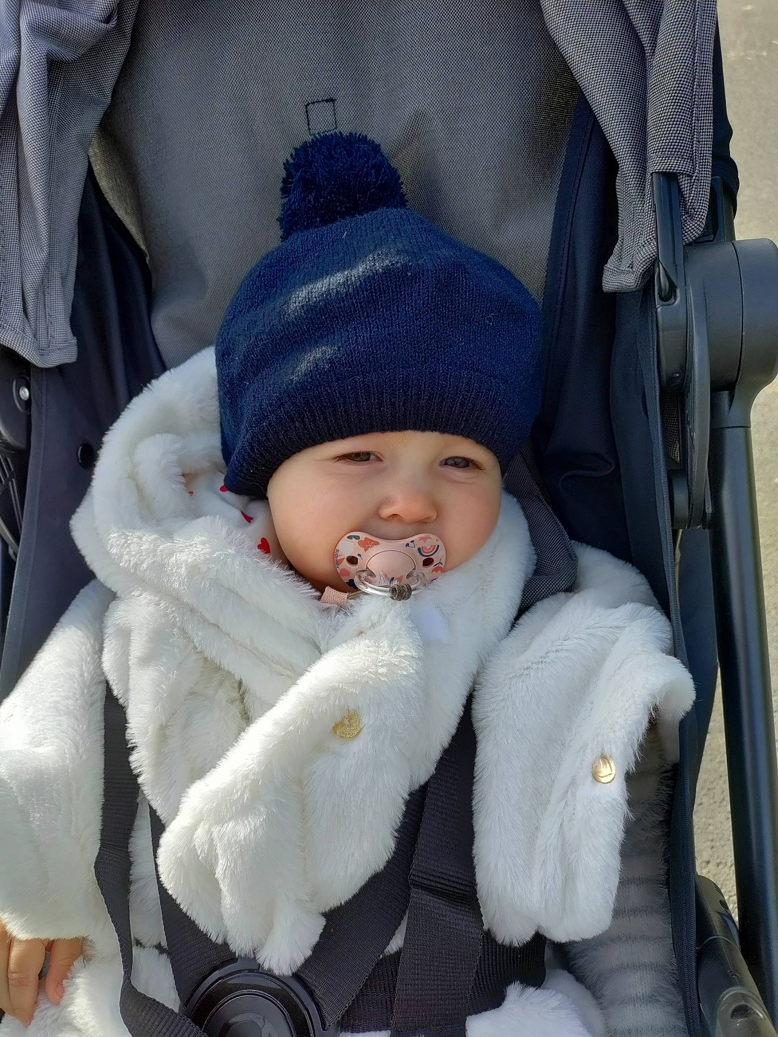 Lara a rejoint le concours — aidez-le/la à gagner de superbes lots ! baby, baby_carriage, baby_products, baby_safety, baby_toddler_clothing, cap, cheek, comfort, electric_blue, eye, fashion_accessory, headwear, human_body, knit_cap, person, photograph, product, sleeve, toddler, white
