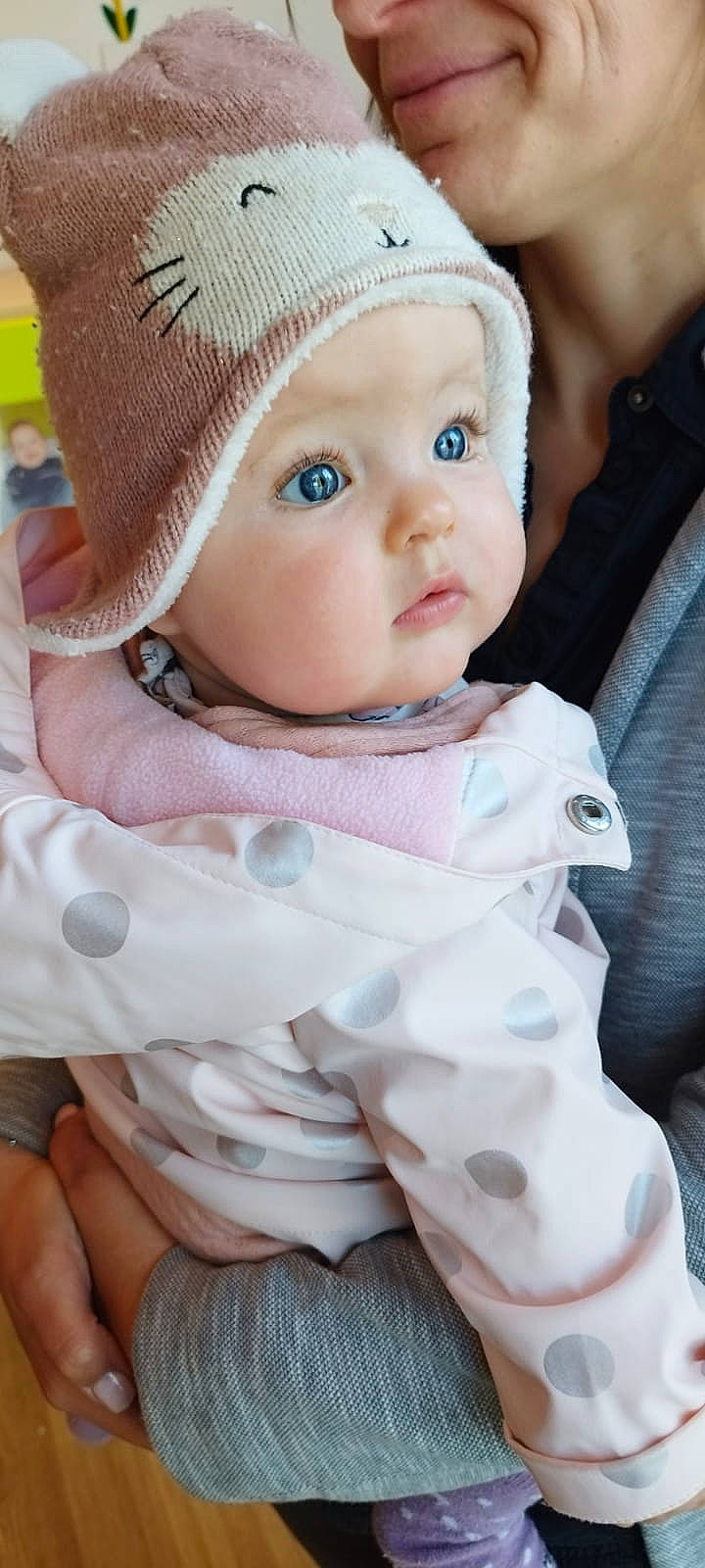 Héloïse a rejoint le concours — aidez-le/la à gagner de superbes lots ! baby, baby_products, baby_toddler_clothing, beanie, cap, cheek, child, collar, electric_blue, fashion_accessory, hat, headwear, knit_cap, pattern, person, pink, skin, sleeve, thumb, toddler