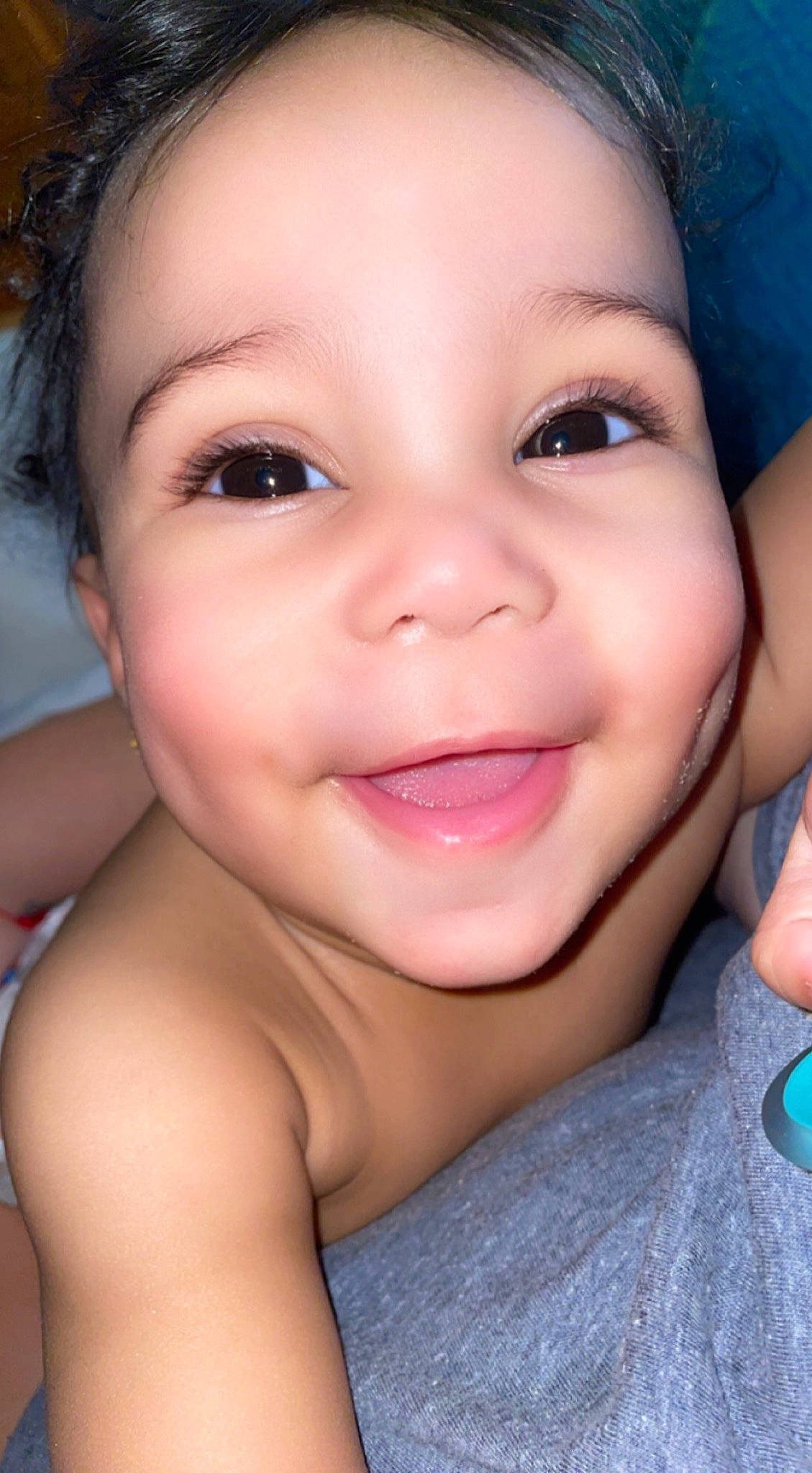 Soraya is registered to the contest to win money with this photo: blue, cheek, chin, ear, eyebrow, eyelash, facial_expression, forehead, hairstyle, human, human_body, jaw, joy, lip, mouth, muscle, neck, nose, organ, person