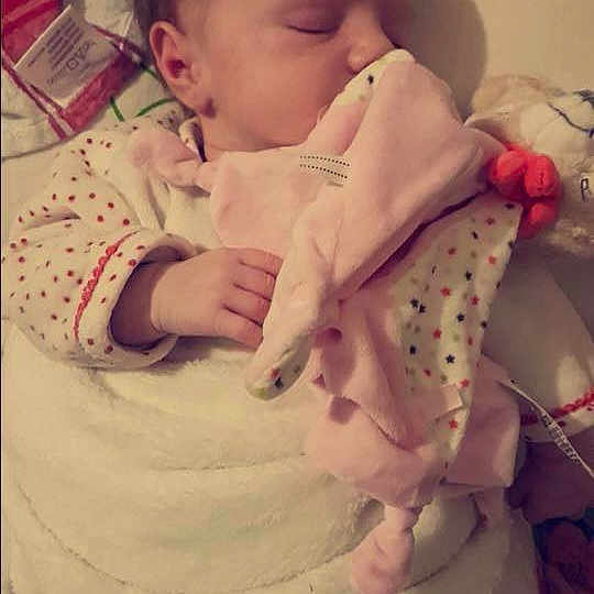 Lilou a rejoint le concours — aidez-le/la à gagner de superbes lots ! baby_products, bedtime, cake_decorating, cheek, child, day, ear, finger, girl, infant, iris, nose, pink, product, skin, sleep, sugar_paste, textile, toddler