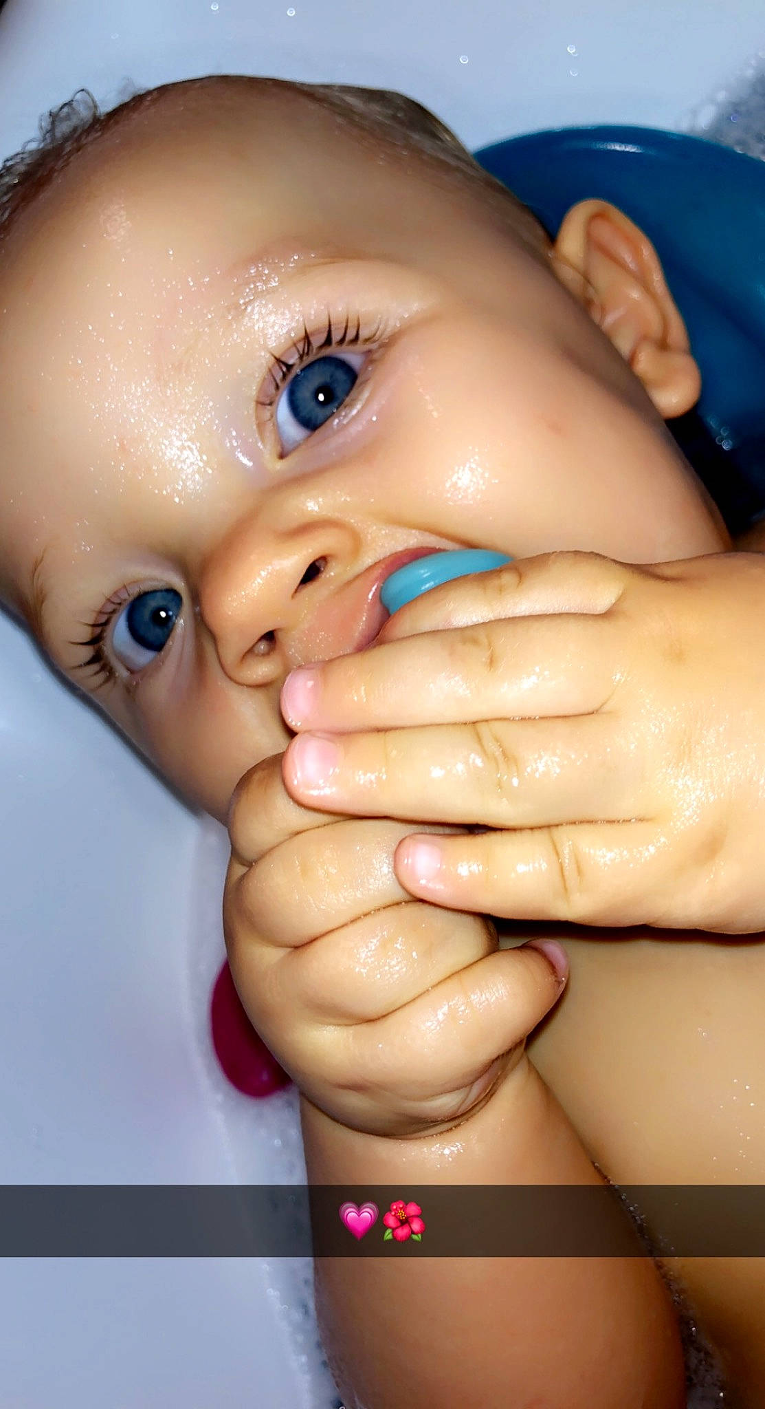 Mayana participe au concours pour gagner de l'argent avec cette photo : abdomen, baby, cheek, chest, child, ear, eye, eyelash, finger, flesh, foot, gesture, hand, happy, nail, nose, person, thigh, thumb, toddler