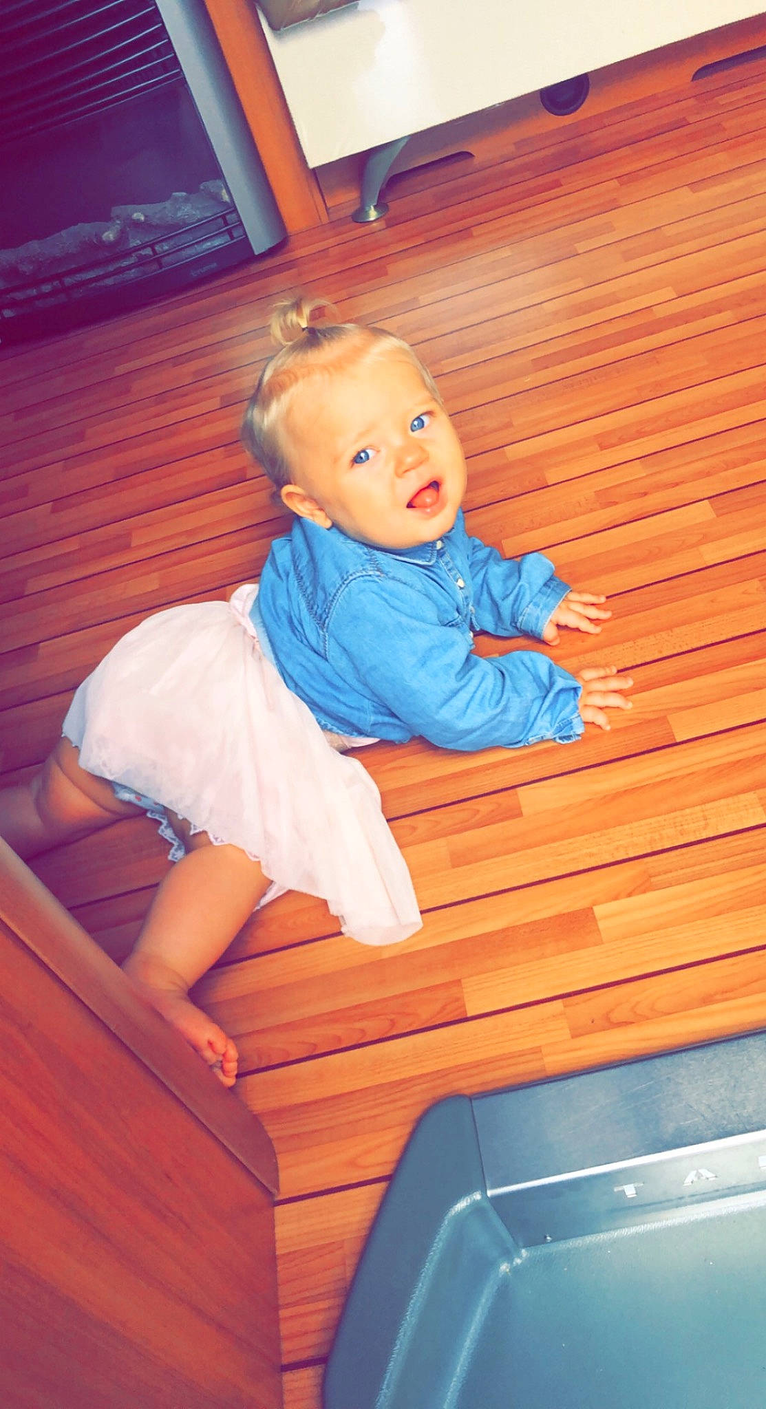 Mayana a rejoint le concours — aidez-le/la à gagner de superbes lots ! baby, baby_toddler_clothing, child, comfort, electric_blue, flash_photography, flooring, fun, happy, hardwood, human_leg, leisure, person, sitting, stairs, standing, t_shirt, toddler, varnish, wood