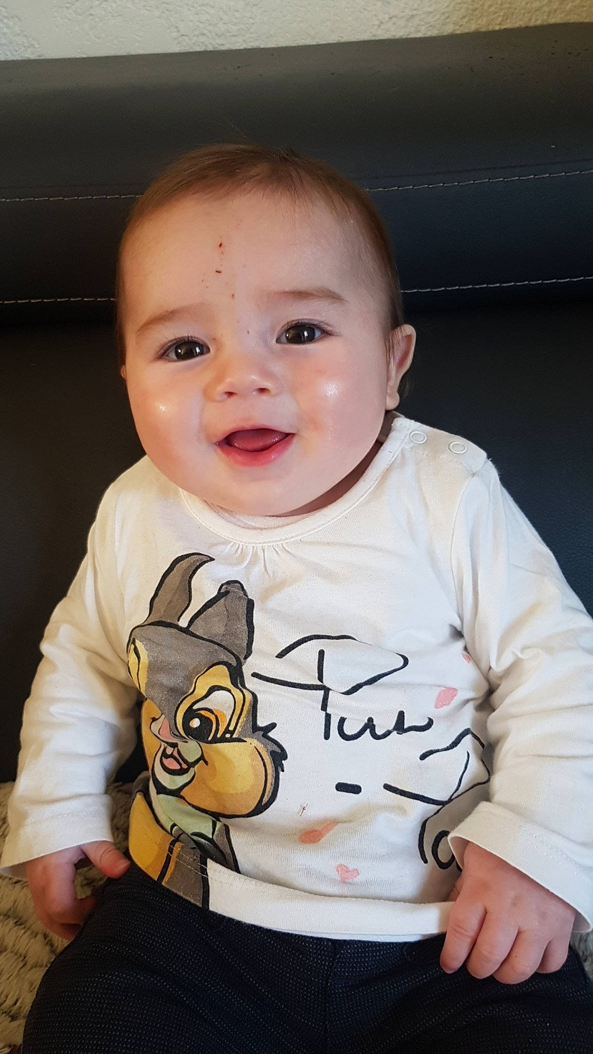 Kélio a rejoint le concours — aidez-le/la à gagner de superbes lots ! baby, baby_products, baby_toddler_clothing, cheek, child, ear, eye, face, head, person, product, sitting, skin, sleeve, smile, t_shirt, toddler