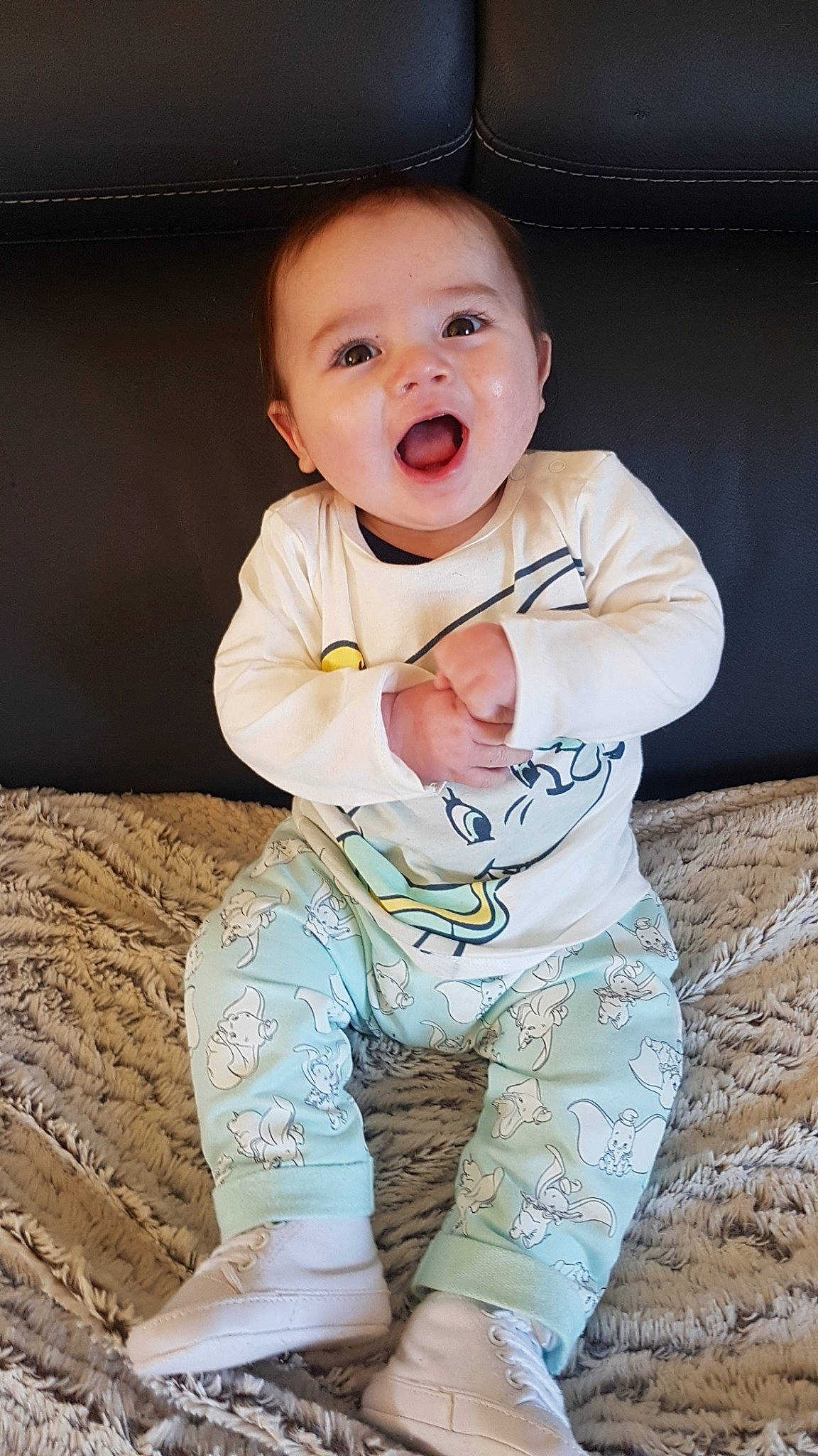 Kélio participe au concours pour gagner de l'argent avec cette photo : baby, baby_toddler_clothing, cheek, child, facial_expression, happy, person, skin, sleeve, smile, toddler