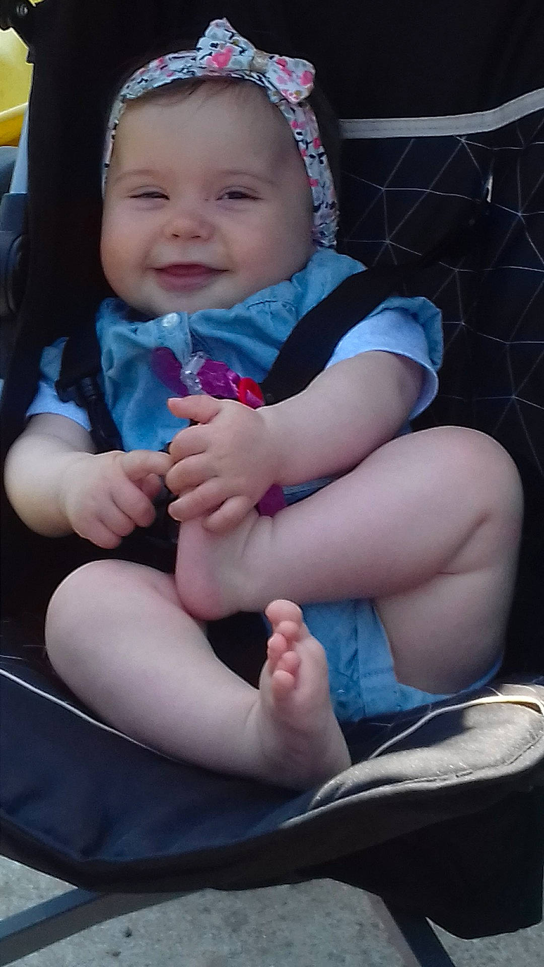 Lya a rejoint le concours — aidez-le/la à gagner de superbes lots ! abdomen, arm, baby_products, blue, child, finger, fun, girl, hair_accessory, hand, headgear, infant, joy, leg, person, product, sitting, skin, thigh, toddler