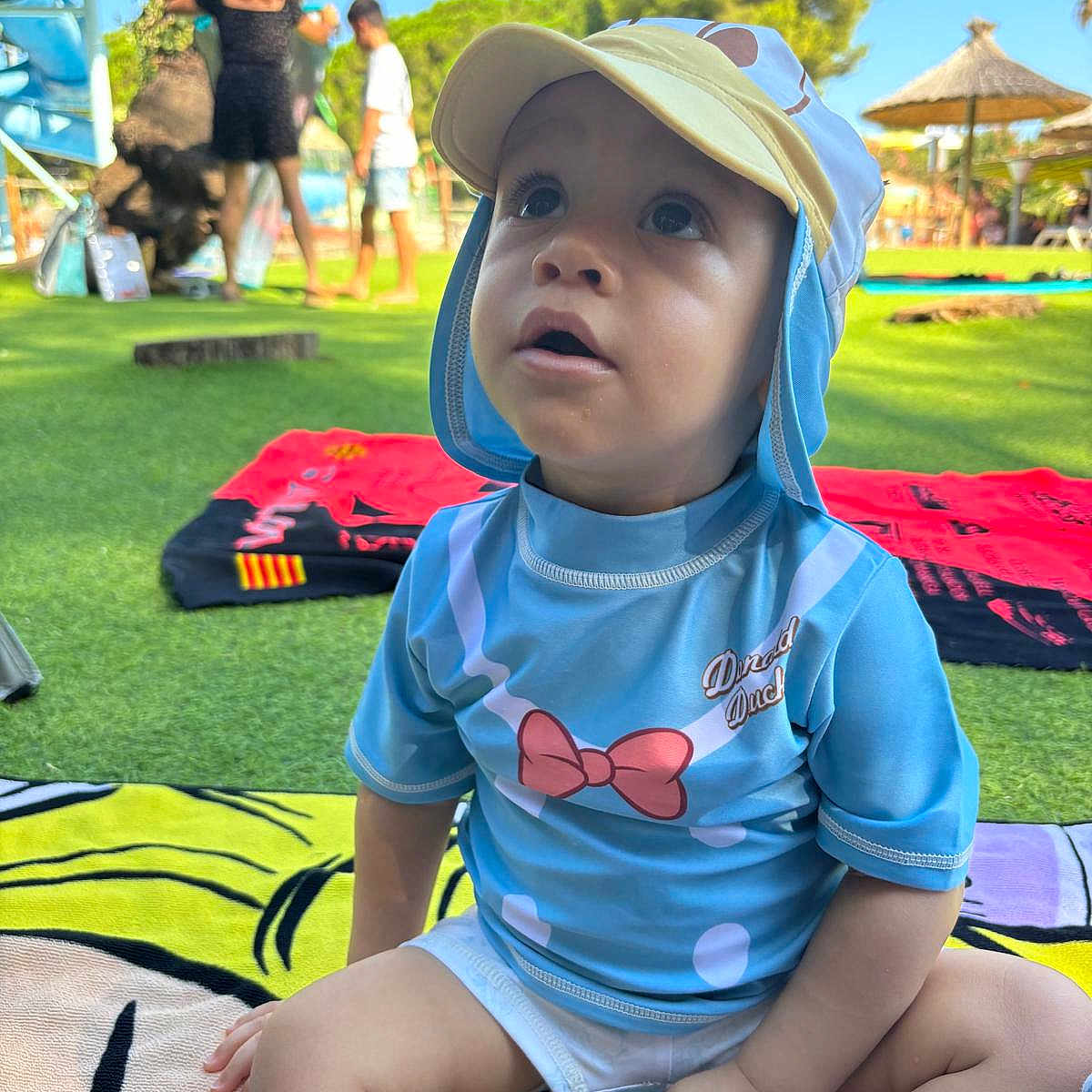 Shaï a rejoint le concours — aidez-le/la à gagner de superbes lots ! architecture, baby, baseballcap, building, cap, clothing, face, grass, hat, head, nature, outdoors, park, person, photography, plant, portrait, shelter, summer, t_shirt