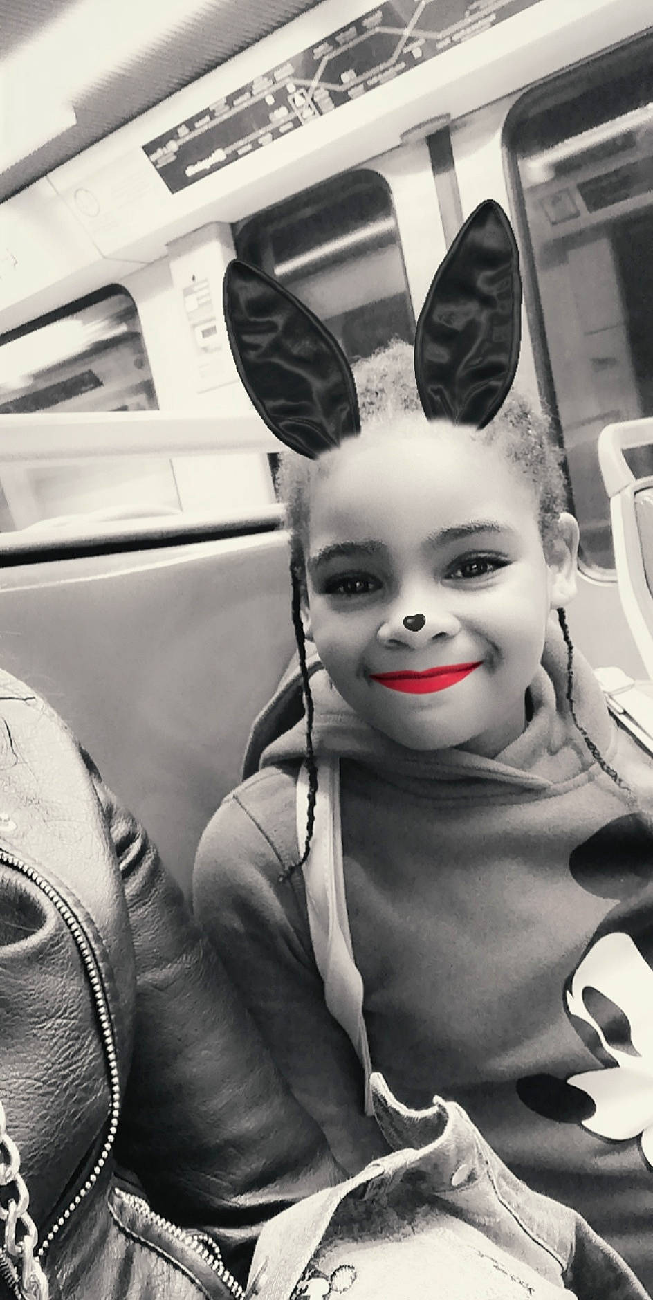 Kimberley a rejoint le concours — aidez-le/la à gagner de superbes lots ! black_and_white, car, ear, joy, monochrome, person, photography, smile, style, vehicle, white