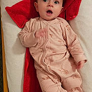 Illyana a rejoint le concours — aidez-le/la à gagner de superbes lots ! baby, baby_girl, blanket, carpet, child, curious_expression, cute, indoors, infant, lying_down, onesie, panda_toy, plush_toy, portrait, red_blanket, sleepwear, soft_lighting, white_blanket, wide_eyes, wooden_furniture