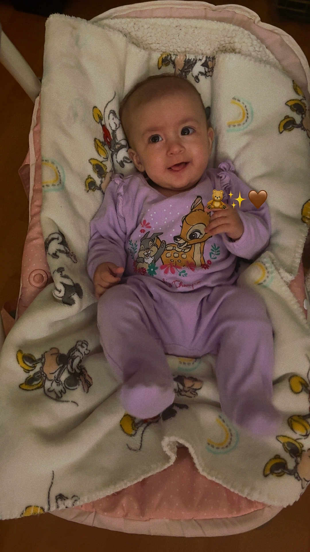 Esmée a rejoint le concours — aidez-le/la à gagner de superbes lots ! baby, infant, purple_clothing, blanket, cartoon_print, bambi, thumper, smiling, happy, cute, child, indoors, cozy, soft, lying_down, young_child, face, person, comfortable, playful