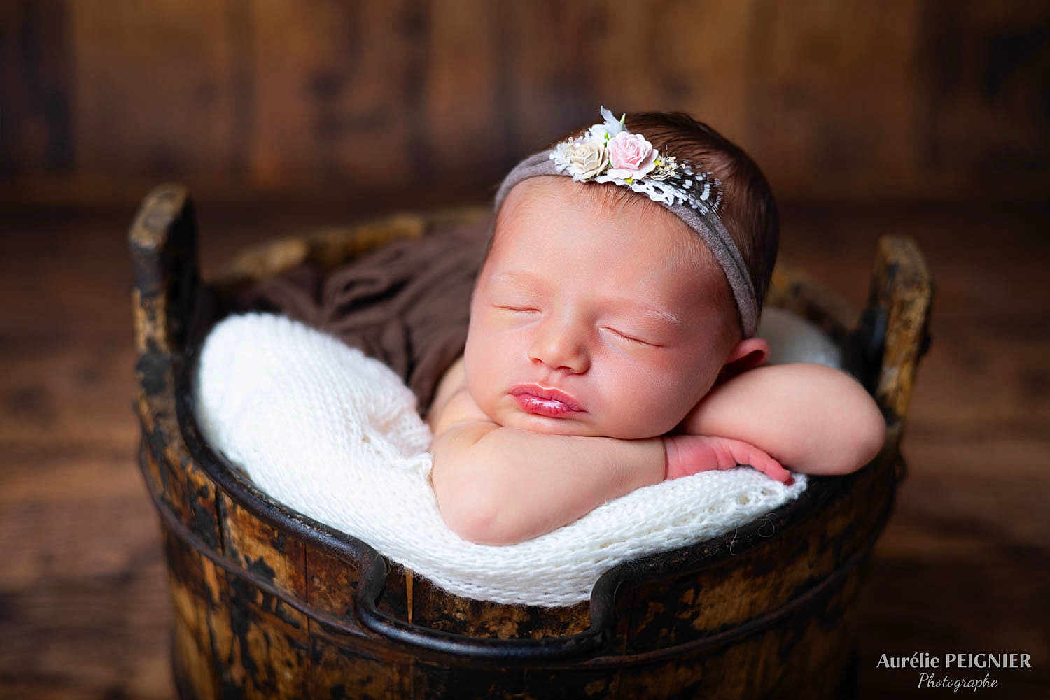 Alba a rejoint le concours — aidez-le/la à gagner de superbes lots ! newborn, baby, sleeping, headband, flower, wooden_bucket, blanket, knitted, resting, portrait, infant, peaceful, cute, soft_light, indoors, wooden_floor, closeup, child, baby_face, adorable