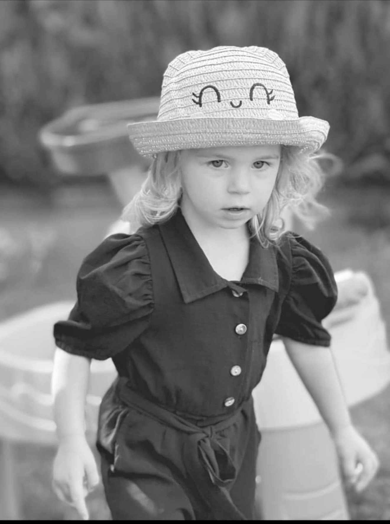 Romy a rejoint le concours — aidez-le/la à gagner de superbes lots ! child, hat, outdoor, portrait, black_and_white, young, curly_hair, clothing, person, face, expression, nature, casual, daylight, cute, fashion, summer, playful, closeup, innocence