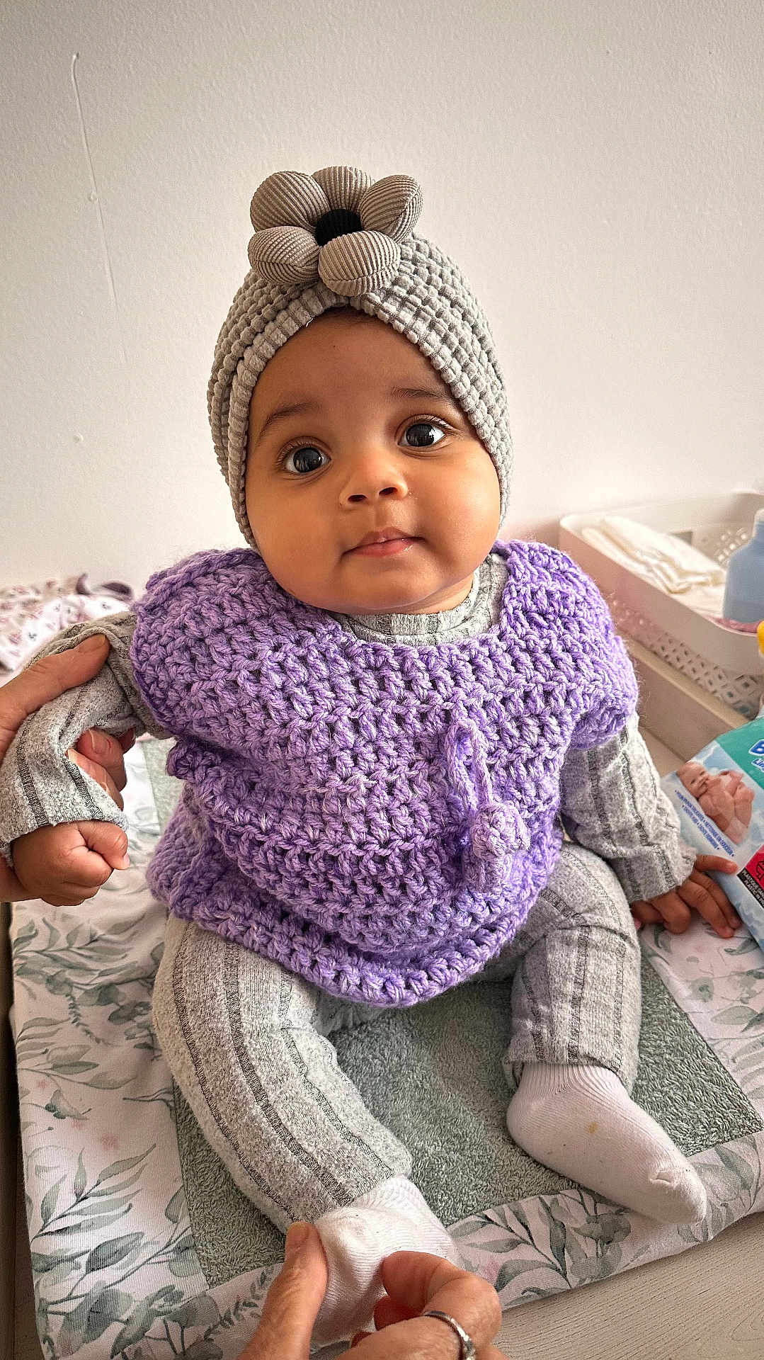 Malya a rejoint le concours — aidez-le/la à gagner de superbes lots ! baby, beanie, bonnet, cap, clothing, couch, face, furniture, hat, head, hosiery, knitwear, newborn, pants, person, photography, portrait, sitting, sock, sweater