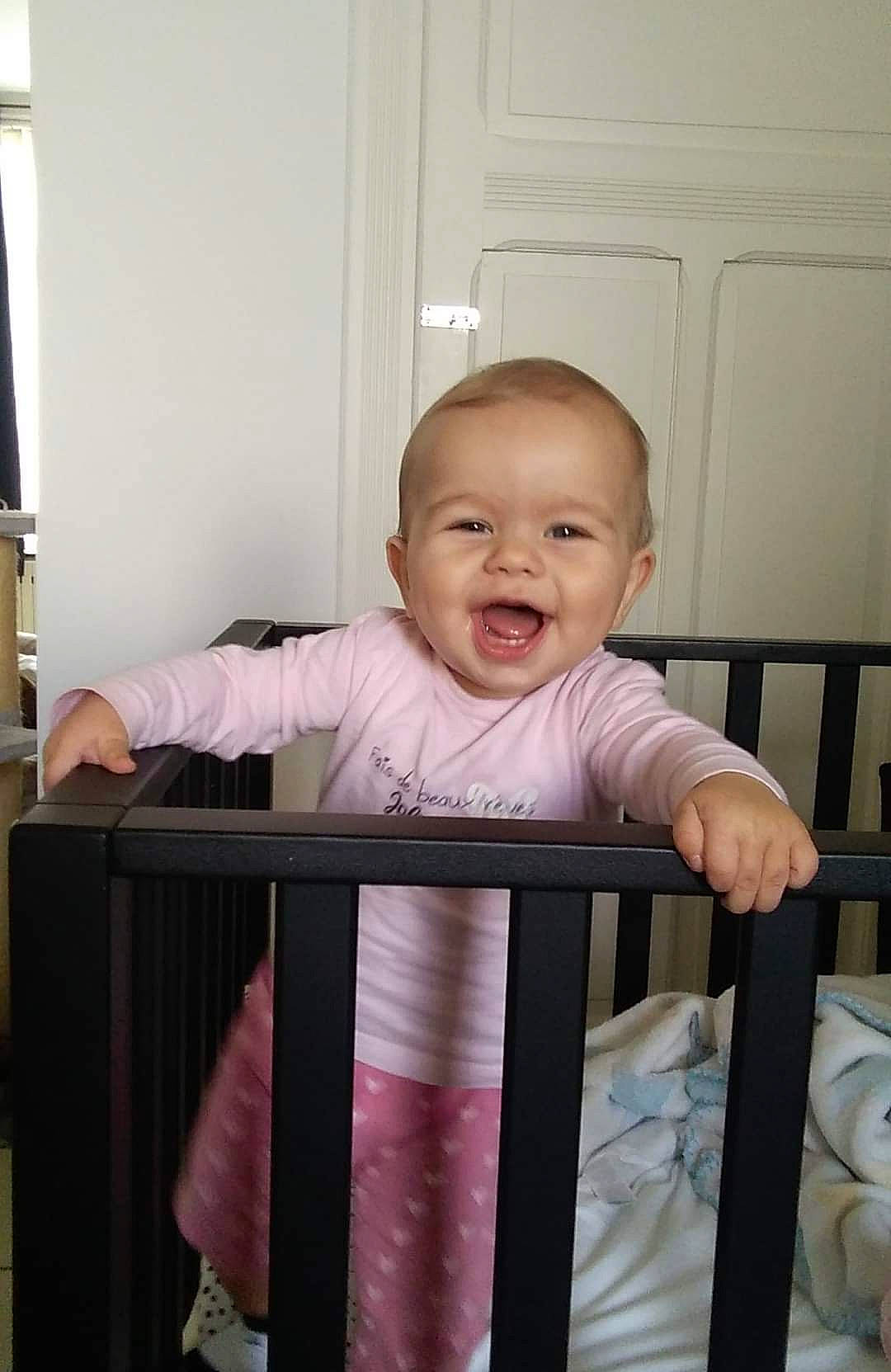 Marie a rejoint le concours — aidez-le/la à gagner de superbes lots ! baby, baby_products, baby_safety, baby_toddler_clothing, cheek, child, comfort, cradle, door, happy, infant_bed, iris, person, purple, room, sitting, sleeve, smile, t_shirt, toddler