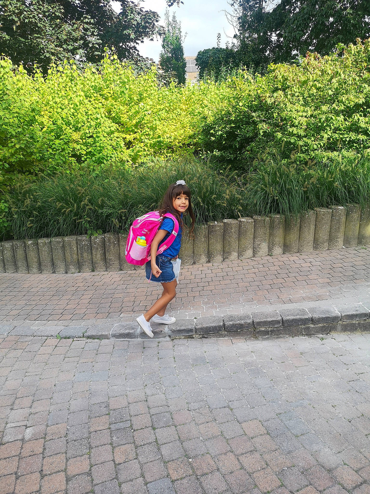 Nadine Karoui a rejoint le concours — aidez-le/la à gagner de superbes lots ! asphalt, city, fence, grass, human_leg, joy, landscape, leg, leisure, people_in_nature, person, plant, recreation, road, road_surface, running, shorts, shrub, sidewalk, street_fashion