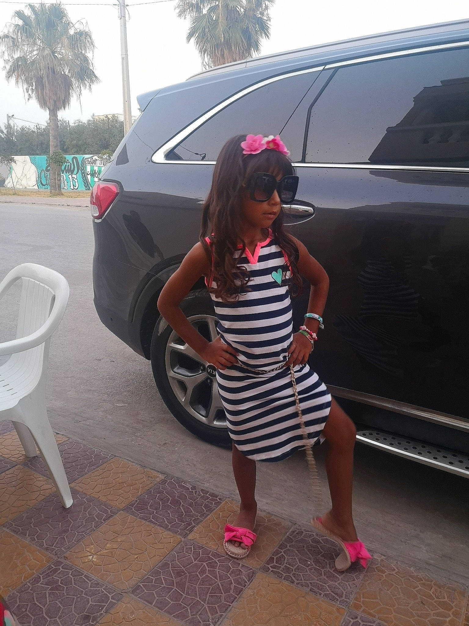 Nadine Karoui a rejoint le concours — aidez-le/la à gagner de superbes lots ! automotive_design, automotive_exterior, automotive_lighting, automotive_tire, bumper, car, cool, footwear, land_vehicle, leg, light, line, motor_vehicle, person, sky, street_fashion, tire, trunk, vehicle_door, wheel