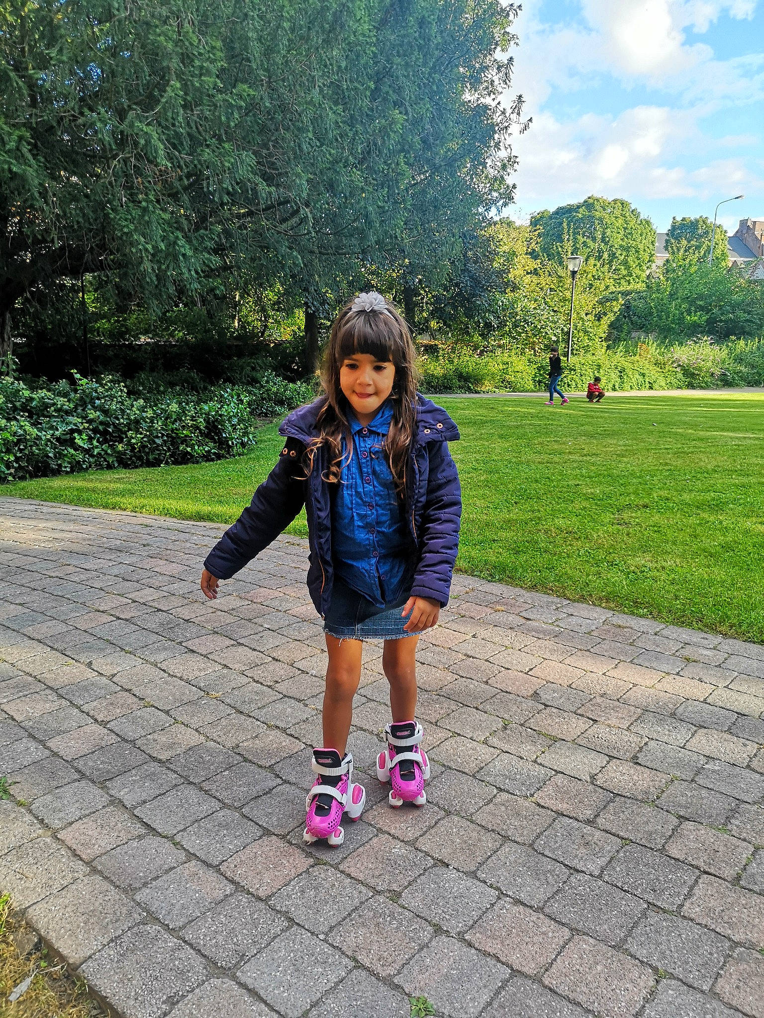 Nadine Karoui participe au concours pour gagner de l'argent avec cette photo : asphalt, clothing, electric_blue, fun, grass, happy, joy, leisure, magenta, people_in_nature, person, plant, recreation, road, road_surface, shoe, sky, sneakers, street_fashion, toddler