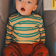 Lyzio participe au concours pour gagner de l'argent avec cette photo : baby, child, car_seat, striped_shirt, winnie_the_pooh, pants, socks, surprised, blue_eyes, open_mouth, cute, infant, seated, clothing, indoors, portrait, expression, childrenswear, comfort, seat