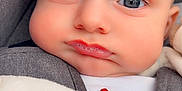 Lyzio a rejoint le concours — aidez-le/la à gagner de superbes lots ! baby, blanket, blue_eyes, child, chubby_cheeks, closeup, clothing, cute, expression, face, head, indoors, infant, newborn, person, portrait, pouty_lips, skin, soft, young