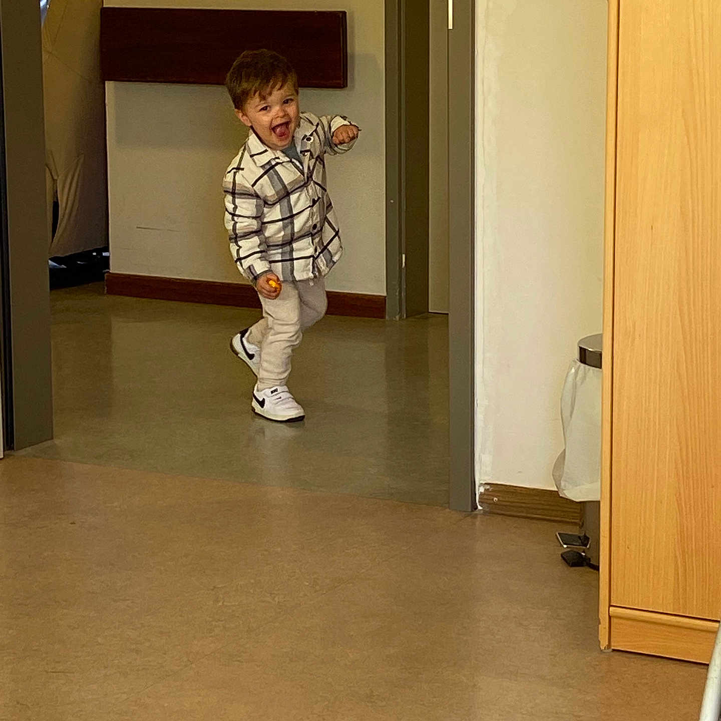 Lucas participe au concours pour gagner de l'argent avec cette photo : boy, child, clothing, coat, door, face, footwear, head, indoors, interiordesign, jeans, male, pants, performer, person, photography, shoe, sleeve, soloperformance, wood