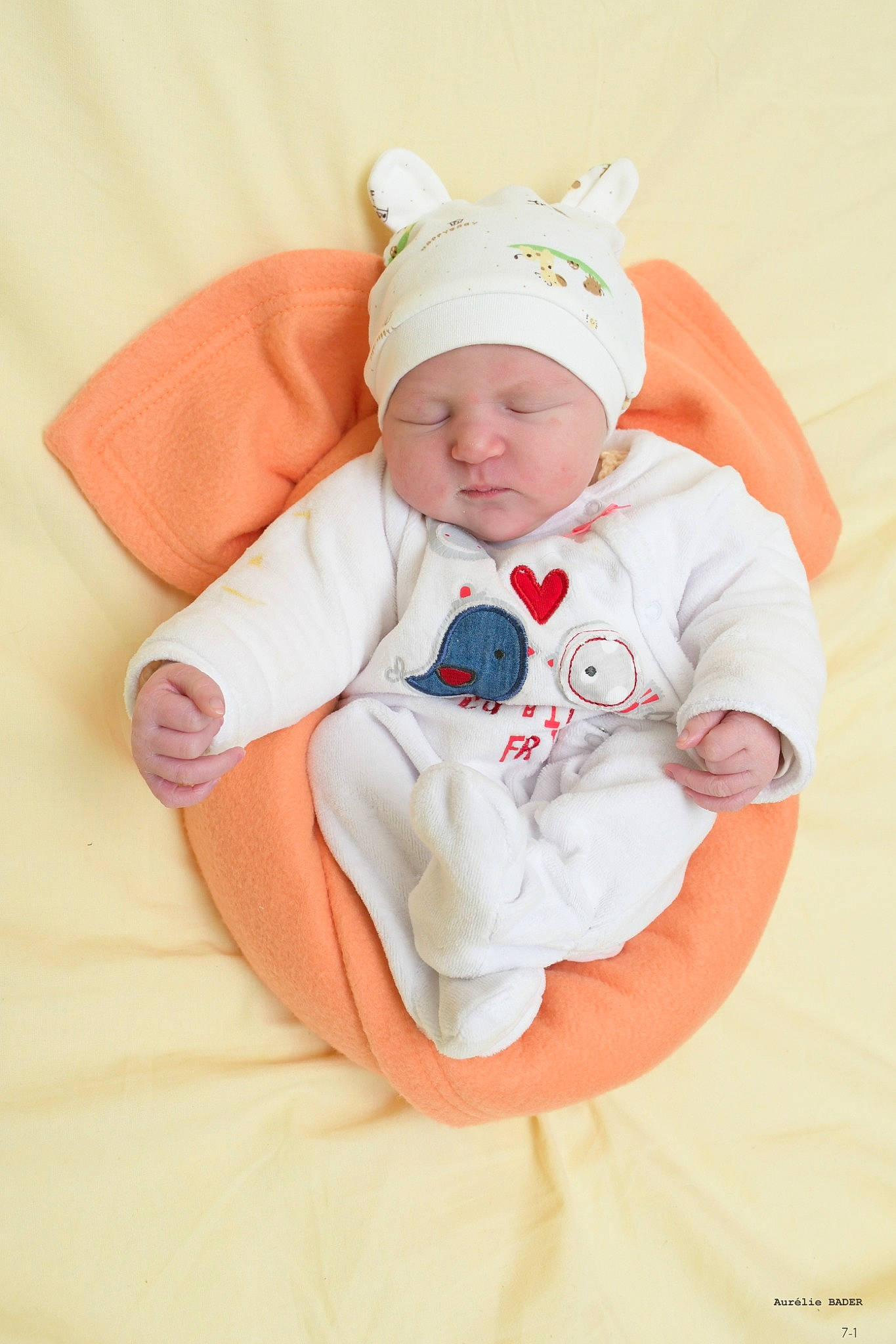 Lydia participe au concours pour gagner de l'argent avec cette photo : baby, baby_sleeping, baby_toddler_clothing, carmine, cheek, child, collar, comfort, eye, fun, happy, hat, headwear, human_body, linens, person, portrait_photography, sitting, sleeve, toddler