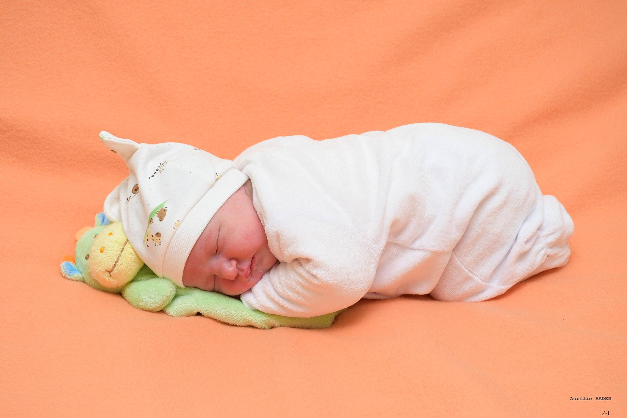 Lydia a rejoint le concours — aidez-le/la à gagner de superbes lots ! arm, baby, baby_products, baby_toddler_clothing, clothing, comfort, flooring, font, foot, fun, grass, hand, happy, headwear, human_body, nail, person, room, sitting, sleeve