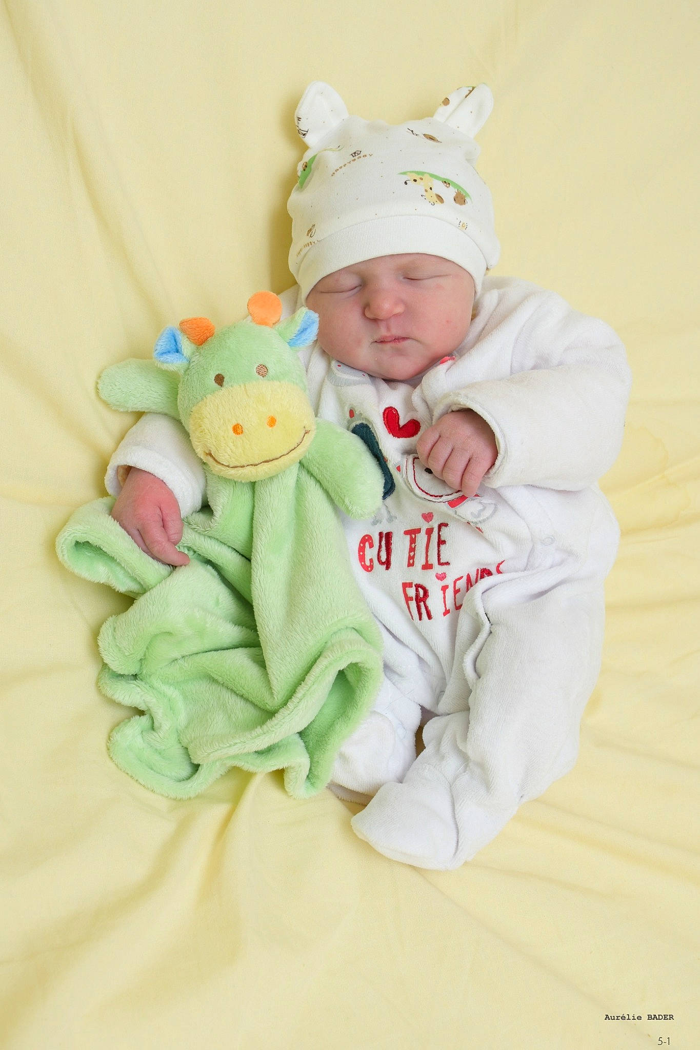 Lydia participe au concours pour gagner de l'argent avec cette photo : baby, baby_products, baby_sleeping, baby_toddler_clothing, cap, child, comfort, costume_hat, crown, event, fictional_character, happy, headgear, headwear, holiday, linens, person, pink, sleeve, stuffed_toy