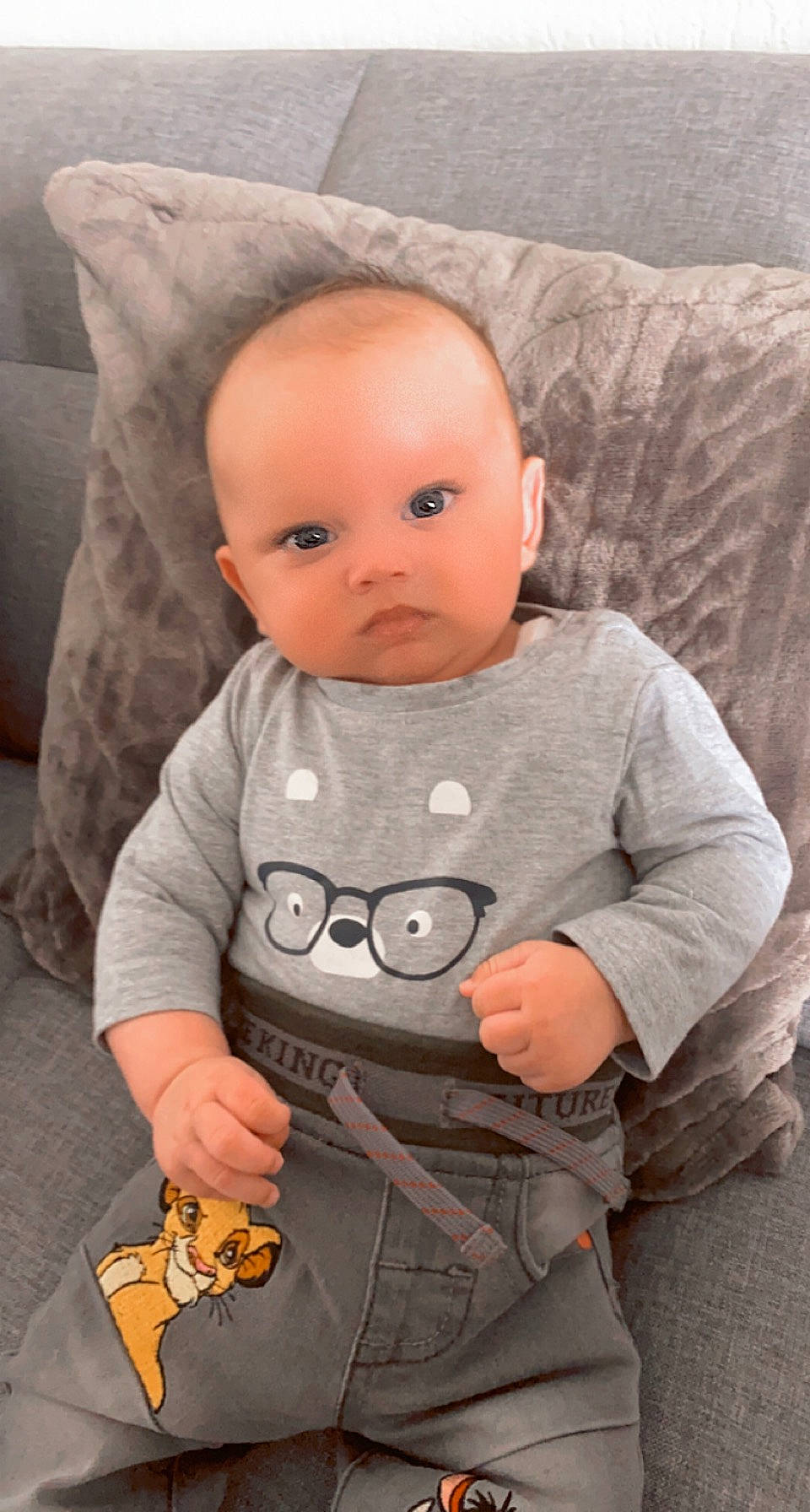 Nayir participe au concours pour gagner de l'argent avec cette photo : baby, baby_toddler_clothing, cheek, chin, comfort, eye, face, gesture, grey, head, iris, lip, mouth, nose, orange, outerwear, person, skin, sleeve, standing