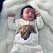 Shannon participe au concours pour gagner de l'argent avec cette photo : baby, sleeping, blanket, onesie, child, cute, cozy, soft, infant, face, peaceful, resting, fur_texture, white, adorable, portrait, newborn, hands_up, bedtime, comfort