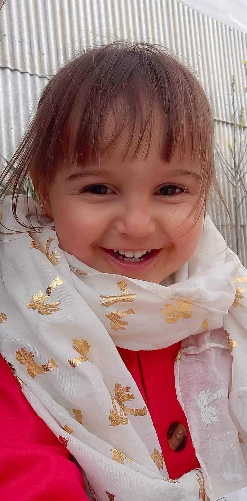 Maëly a rejoint le concours — aidez-le/la à gagner de superbes lots ! bangs, blond, bow_tie, brown_hair, cheek, child, event, eyebrow, eyelash, facial_expression, formal_wear, happy, hime_cut, joy, laugh, lip, person, pink, sleeve, smile