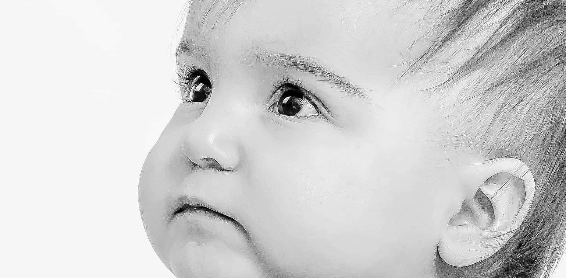 Maëly participe au concours pour gagner de l'argent avec cette photo : baby, black_and_white, cheek, child, chin, close_up, ear, eye, eyebrow, eyelash, face, forehead, head, headwear, lip, mouth, nose, person, photography, portrait_photography