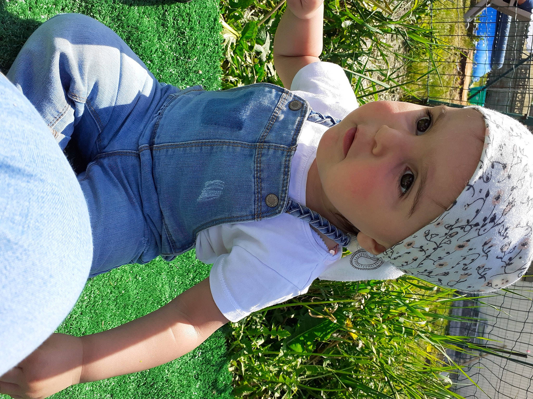 Maëly a rejoint le concours — aidez-le/la à gagner de superbes lots ! botany, child, grass, grass_family, happy, headwear, lawn, person, plant, toddler, tree, trunk