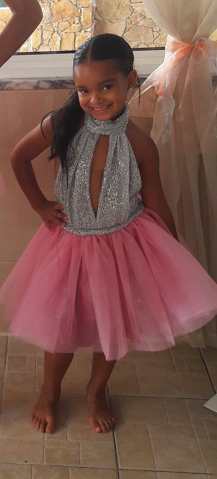 Luana participe au concours pour gagner de l'argent avec cette photo : ballet_tutu, child, cocktail_dress, costume, dance_dress, dress, flooring, fun, girl, gown, hair_accessory, joy, person, pink, shoulder, smile, textile, toddler