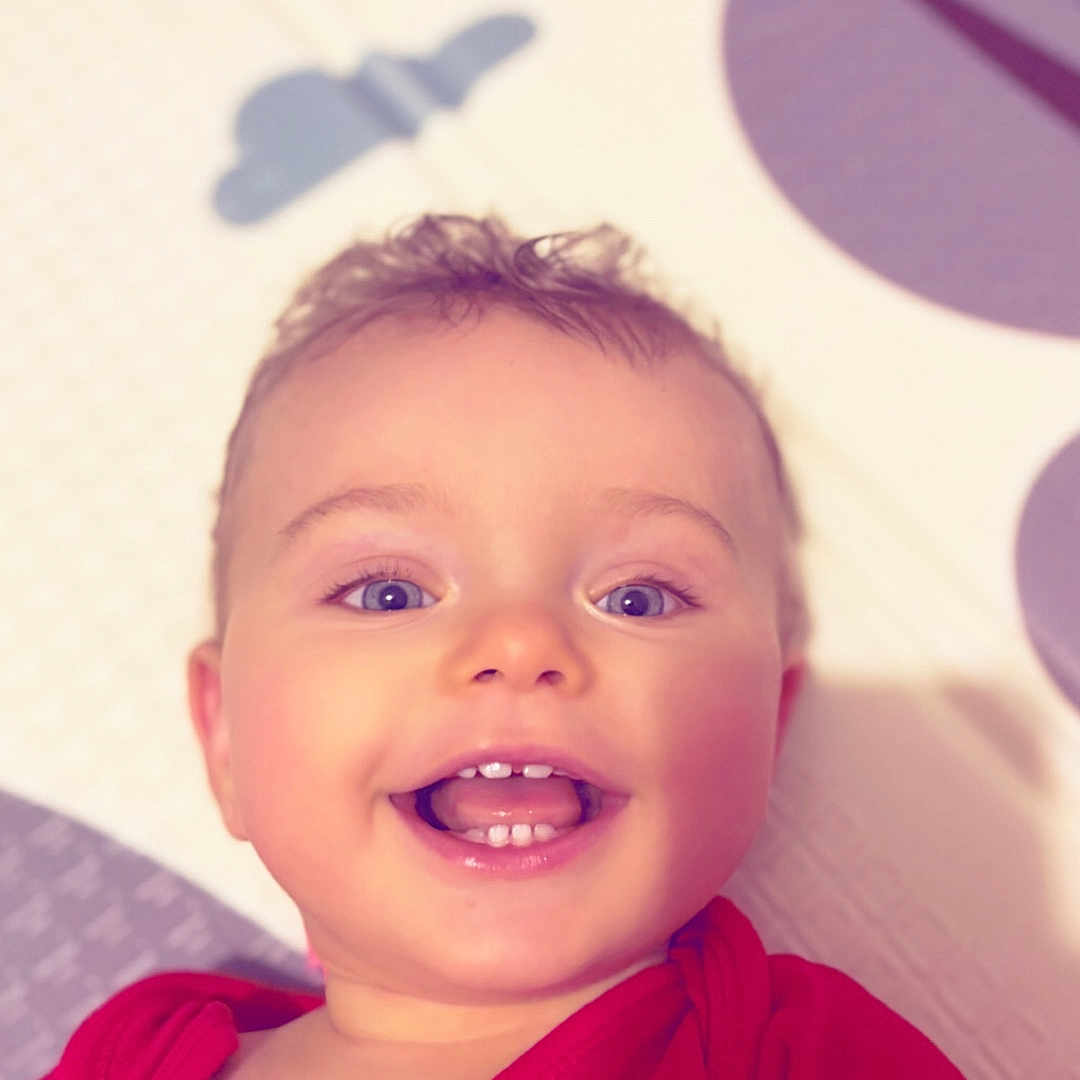 Julianno a rejoint le concours — aidez-le/la à gagner de superbes lots ! adorable, baby, blue_eyes, cheeks, child, closeup, hair, happy, indoors, infant, looking_up, lying_down, mouth_open, onesie, pattern, playmat, portrait, red_clothing, smile, teeth