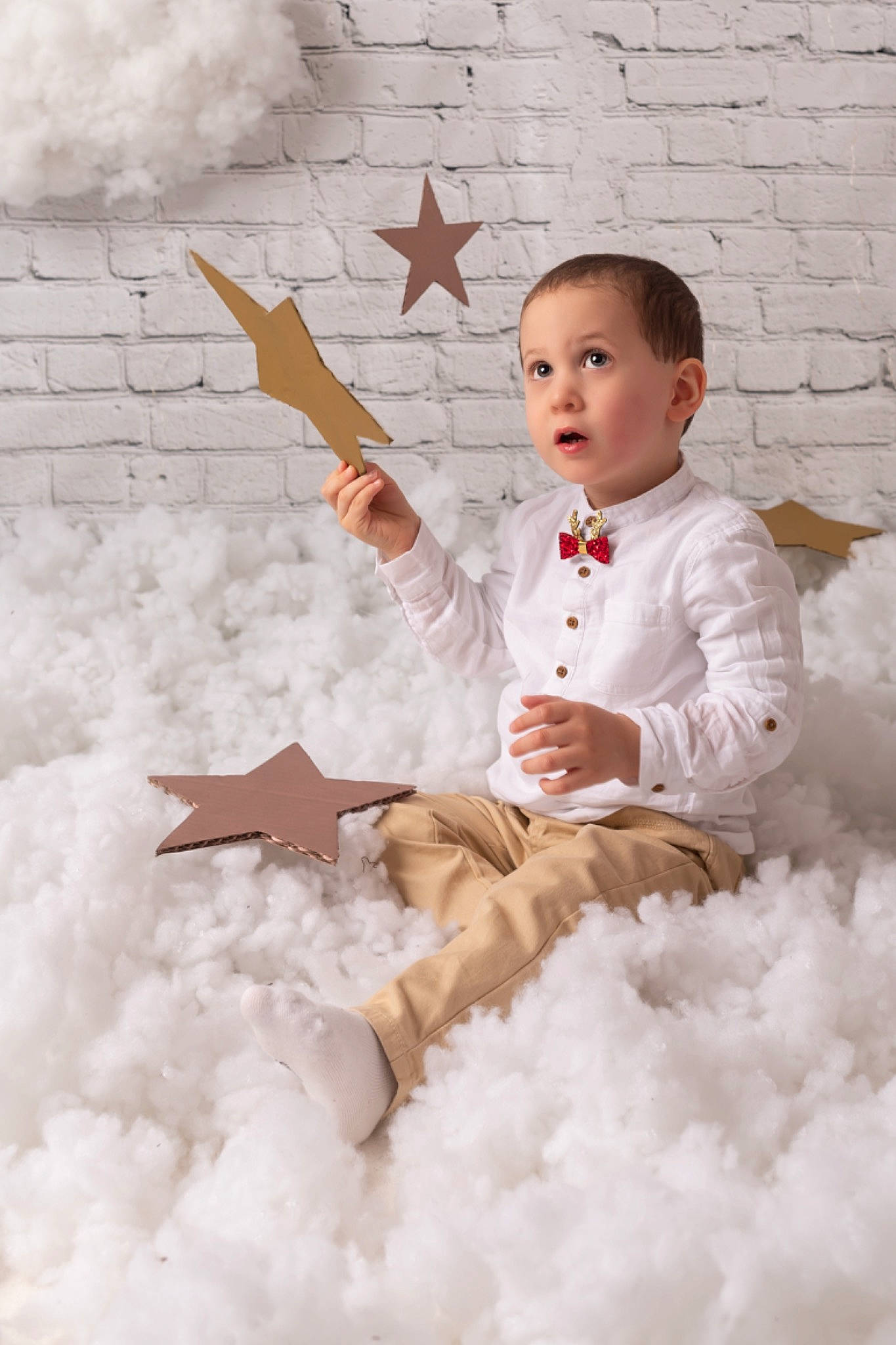 Tiago a rejoint le concours — aidez-le/la à gagner de superbes lots ! brick, child, flash_photography, flooring, formal_wear, freezing, fun, fur, gesture, happy, pattern, people_in_nature, person, portrait_photography, room, sitting, snow, surprise, toddler, vintage_clothing