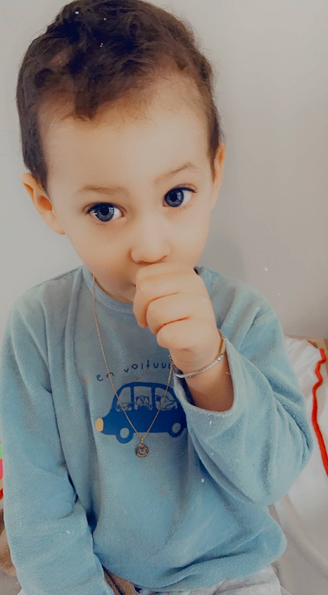 Tiago participe au concours pour gagner de l'argent avec cette photo : azure, baby_toddler_clothing, cheek, chin, ear, eye, eyebrow, eyelash, facial_expression, forehead, hairstyle, hand, human_body, joint, lip, mouth, neck, nose, person, shoulder