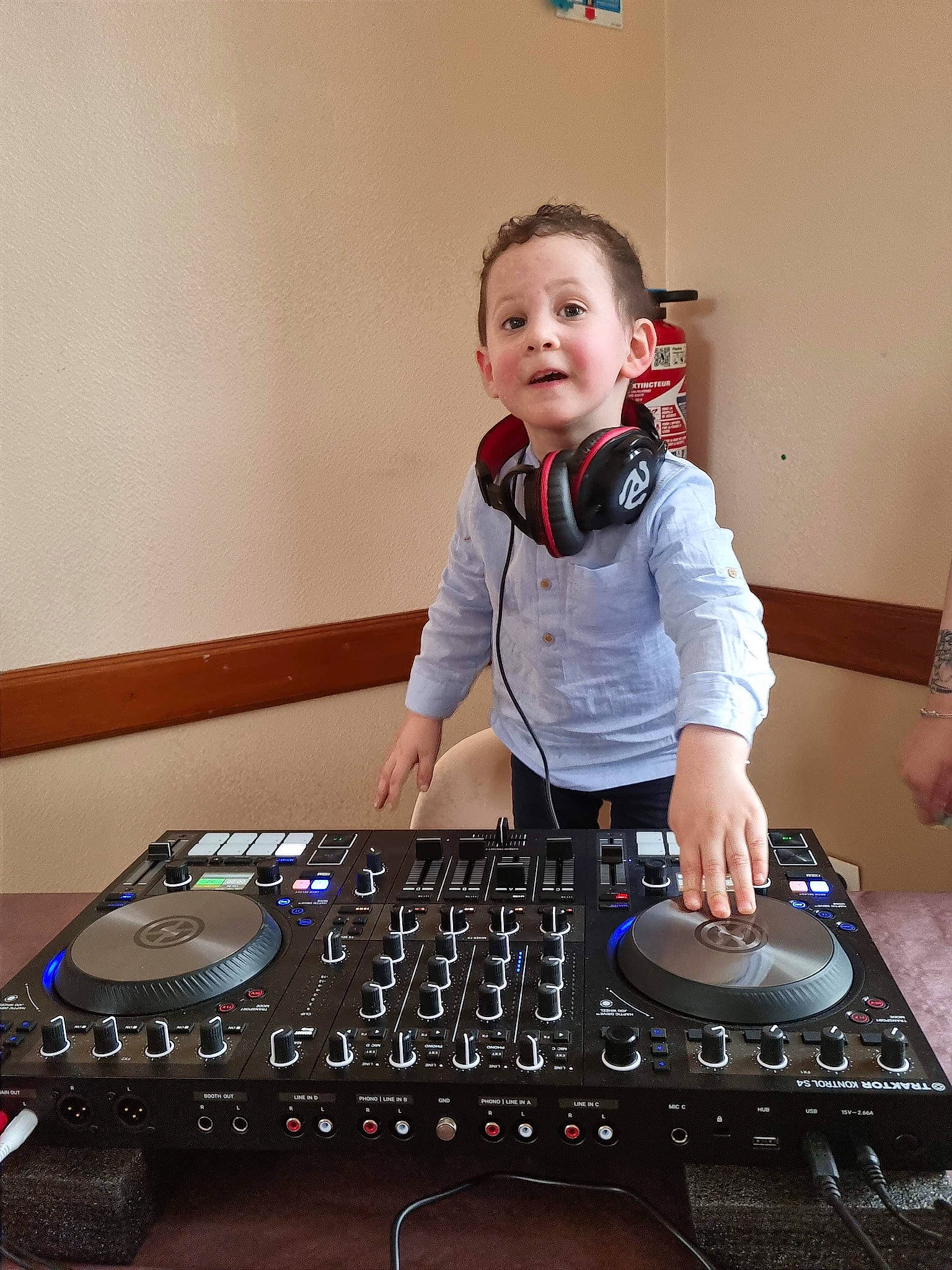 Tiago participe au concours pour gagner de l'argent avec cette photo : audio_engineer, audio_equipment, deejay, disc_jockey, electric_blue, electronic_instrument, electronic_musical_instrument, engineering, entertainment, gadget, input_device, music, musical_instrument_accessory, office_equipment, person, sleeve, smile, sound_engineer, surprise, technology