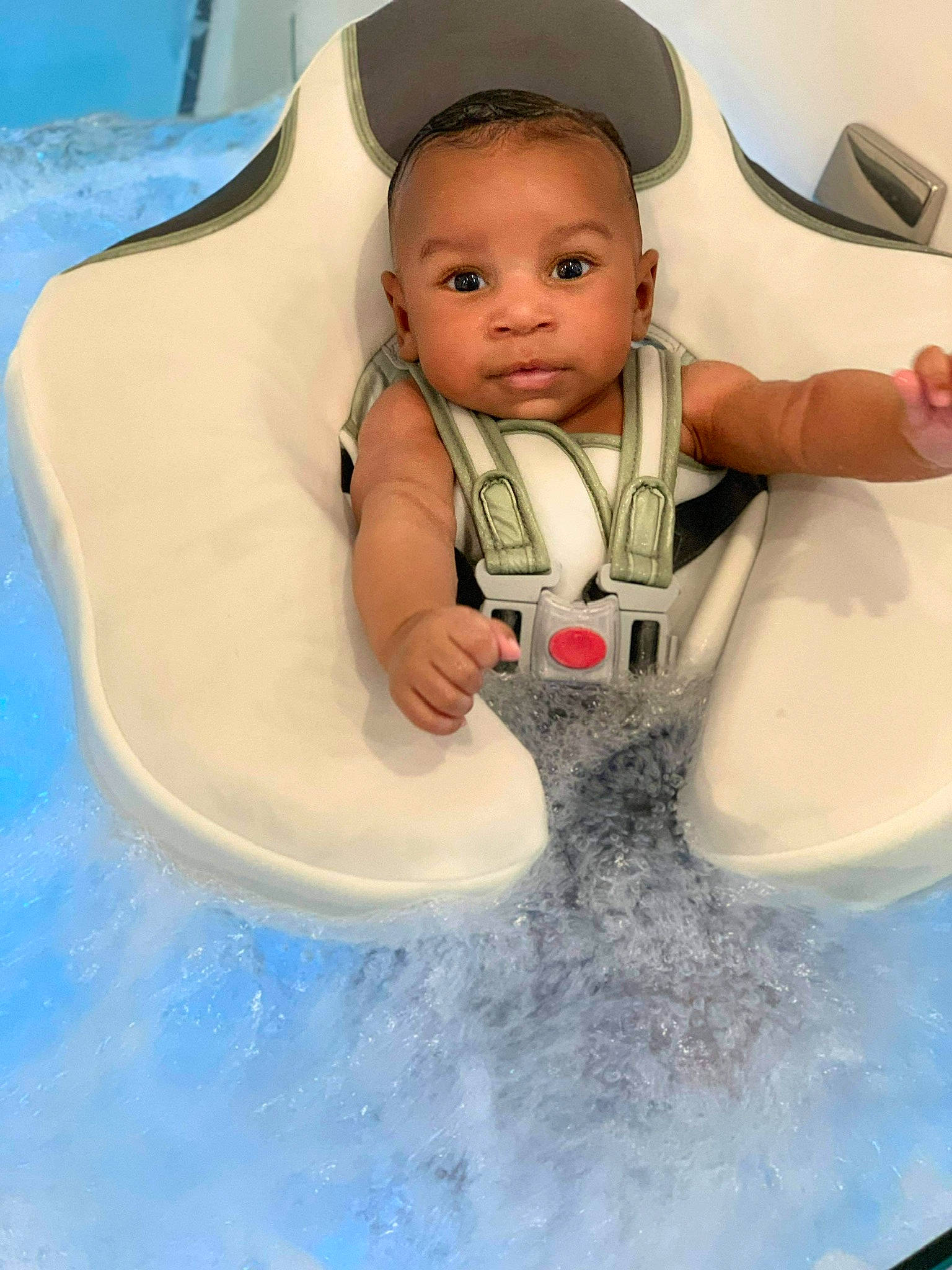 Kais participe au concours pour gagner de l'argent avec cette photo : baby, baby_products, bathing, child, chute, comfort, fluid, fun, happy, head, leisure, person, personal_protective_equipment, play, plumbing, plumbing_fixture, recreation, skin, toddler, water