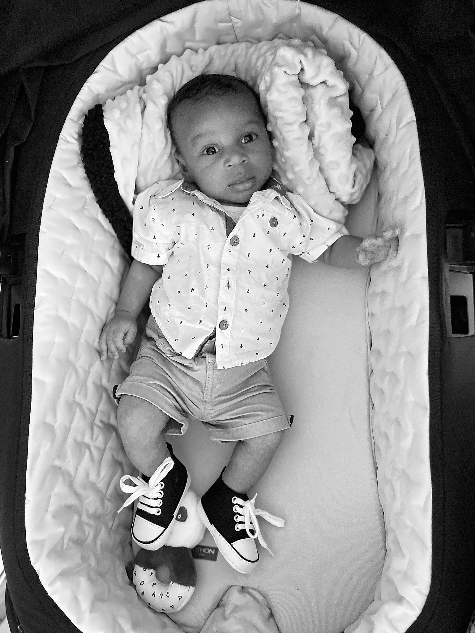 Kais a rejoint le concours — aidez-le/la à gagner de superbes lots ! baby, baby_toddler_clothing, black_and_white, child, comfort, facial_expression, flash_photography, hairstyle, happy, human, human_body, leg, mouth, organ, person, product, sleeve, sneakers, style, toddler