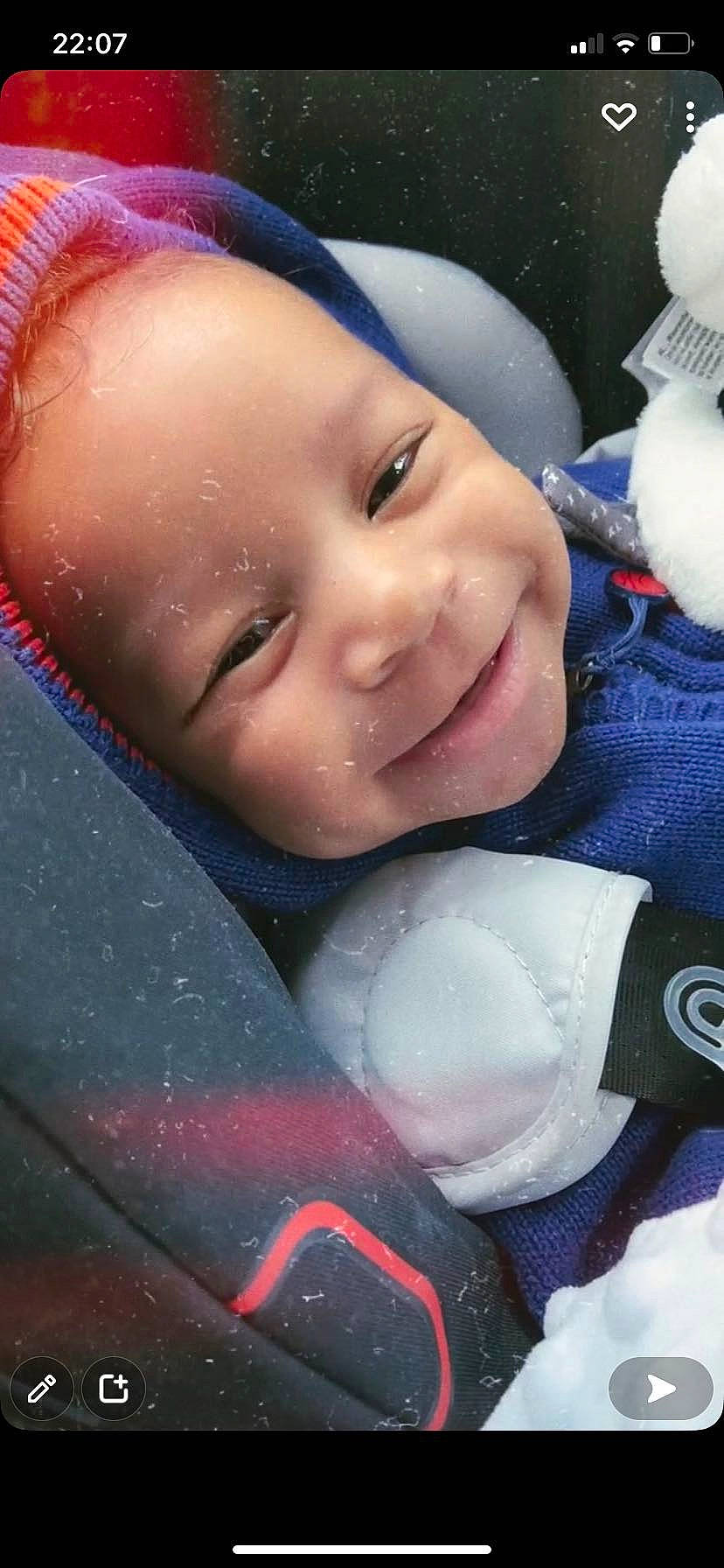 Kais participe au concours pour gagner de l'argent avec cette photo : baby, baby_carriage, baby_products, car_seat, cheek, cool, eye, finger, flash_photography, fun, happy, iris, lip, mouth, nose, person, skin, smile, textile, toddler