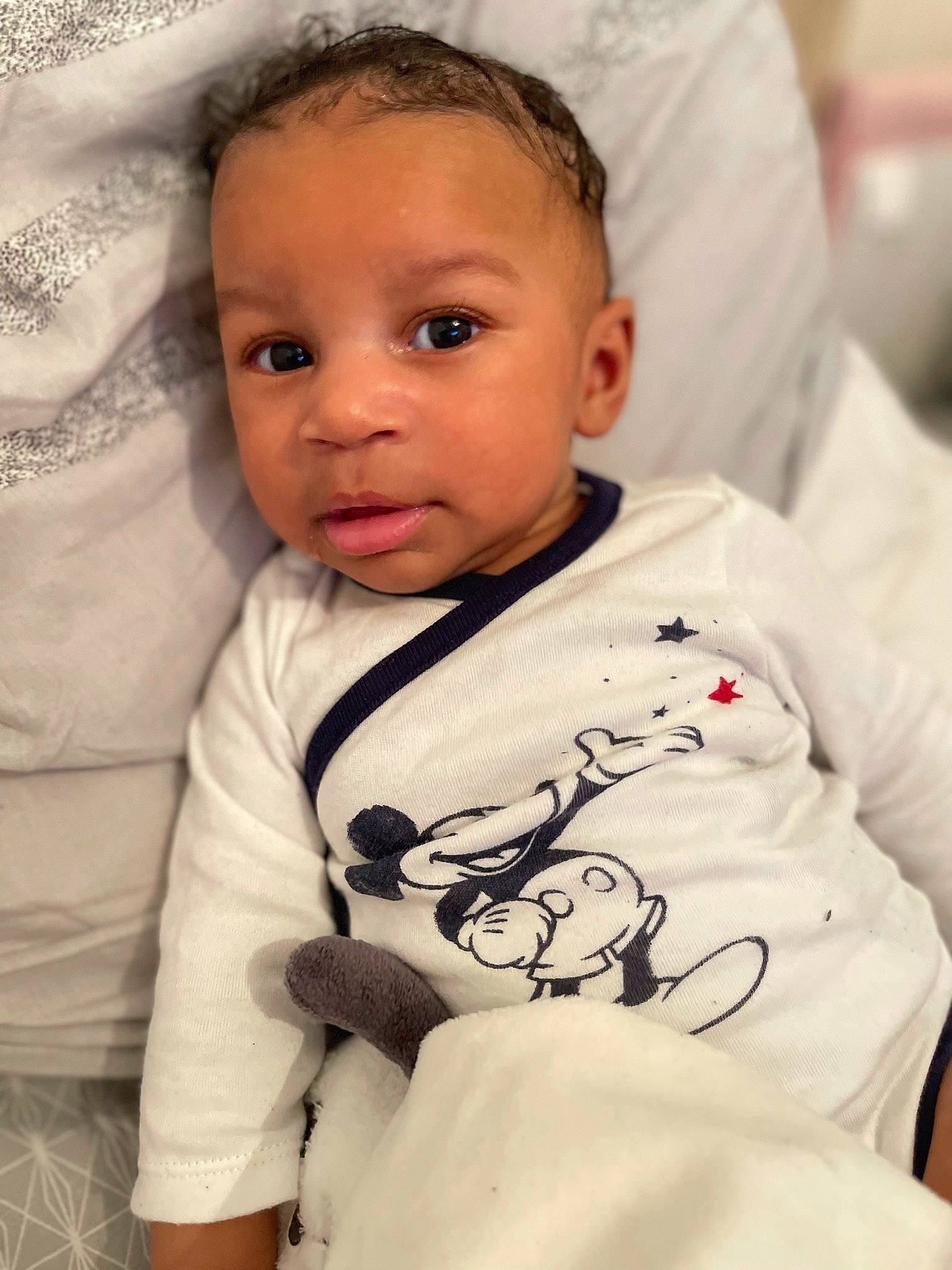 Kais a rejoint le concours — aidez-le/la à gagner de superbes lots ! baby, baby_toddler_clothing, cheek, child, chin, comfort, eye, eyebrow, eyelash, hair, happy, head, human_body, iris, lip, neck, nose, person, skin, sleeve