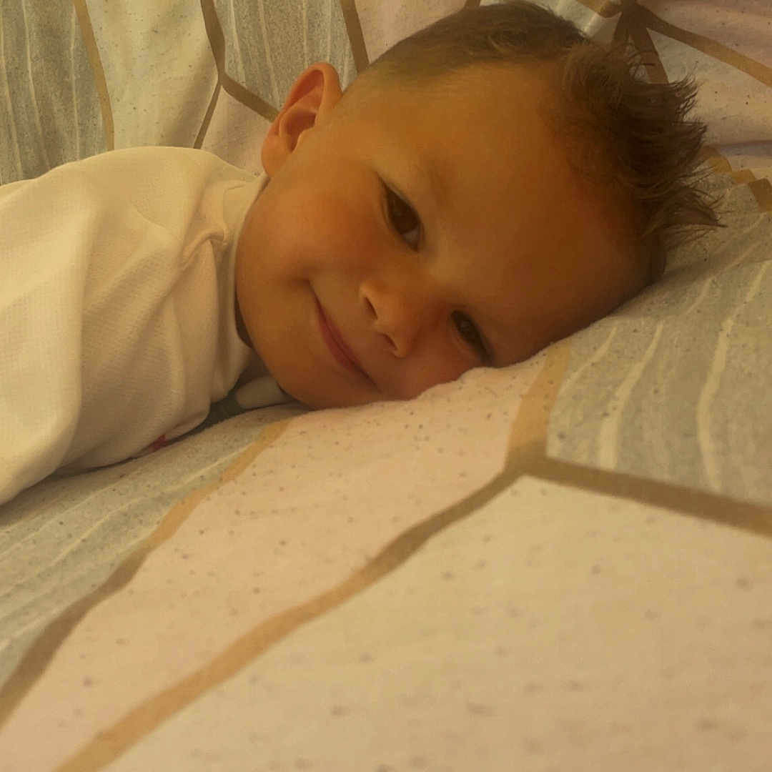 Wilfried a rejoint le concours — aidez-le/la à gagner de superbes lots ! bed, child, closeup, clothing, comfort, cozy, cute, fabric, face, head, indoor, pattern, person, pillow, portrait, relaxation, resting, sleepy, smiling, young