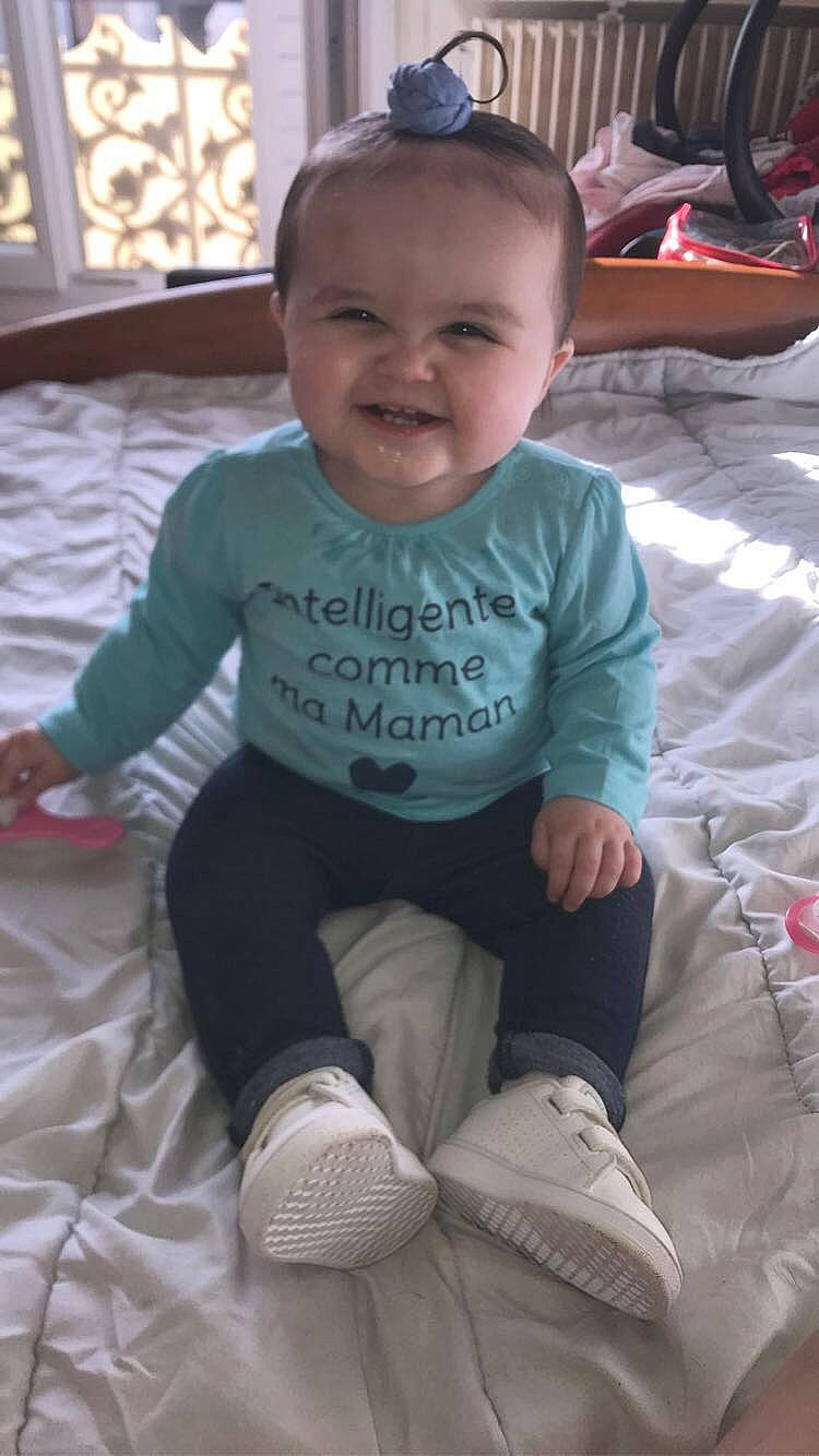 Inayah a rejoint le concours — aidez-le/la à gagner de superbes lots ! baby, baby_toddler_clothing, cheek, child, comfort, cool, eye, face, finger, fun, happy, head, joy, leg, person, pink, skin, sleeve, smile, sock