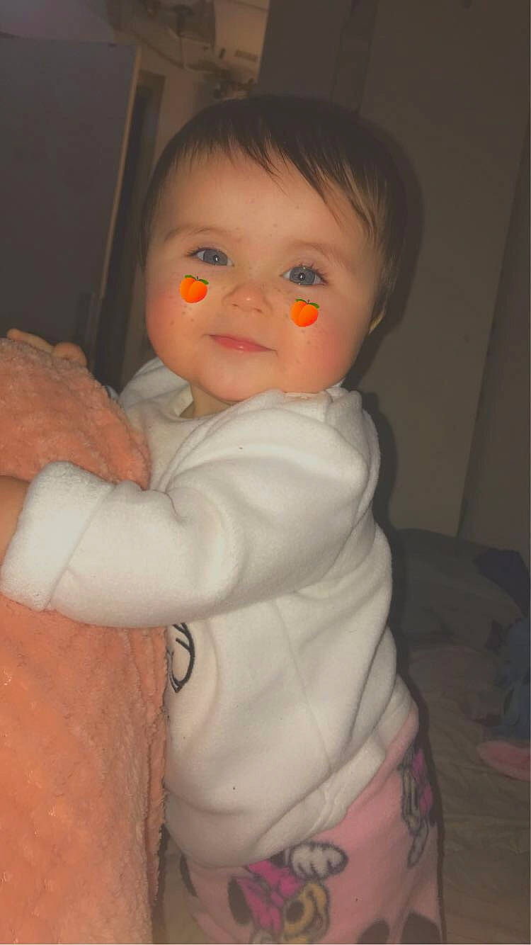 Inayah participe au concours pour gagner de l'argent avec cette photo : arm, cheek, eyebrow, eyelash, forehead, gesture, human_body, iris, jaw, joint, lip, mouth, neck, nose, person, shoulder, skin, sleeve, textile, toy