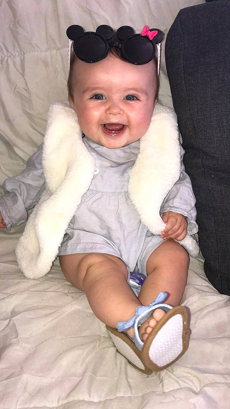 Inayah a rejoint le concours — aidez-le/la à gagner de superbes lots ! baby, baby_toddler_clothing, blue, cap, cheek, comfort, costume_hat, eye, eyewear, finger, goggles, happy, hat, head, headwear, person, skin, sleeve, smile, sunglasses