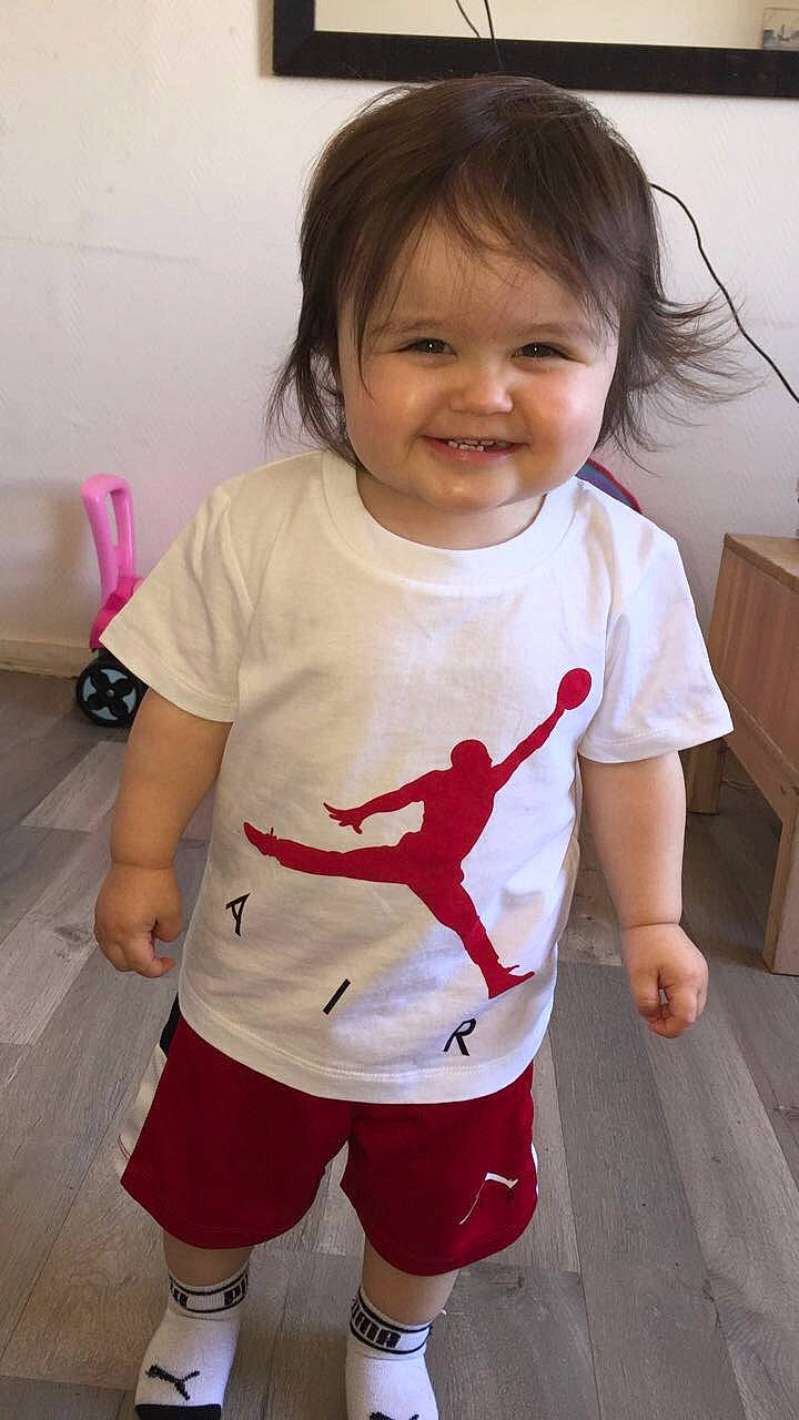 Inayah participe au concours pour gagner de l'argent avec cette photo : arm, baby_toddler_clothing, cheek, chin, eye, hair, happy, human_body, joint, joy, leg, lip, neck, nose, person, shorts, shoulder, skin, sleeve, smile