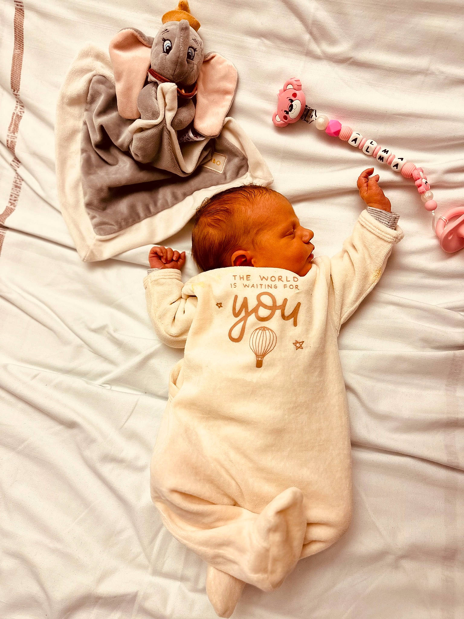 Alma participe au concours pour gagner de l'argent avec cette photo : baby, baby_products, baby_sleeping, baby_toddler_clothing, bed, bedding, child, comfort, gesture, happy, linens, mammal, person, room, skin, sleeve, t_shirt, textile, toddler, toy