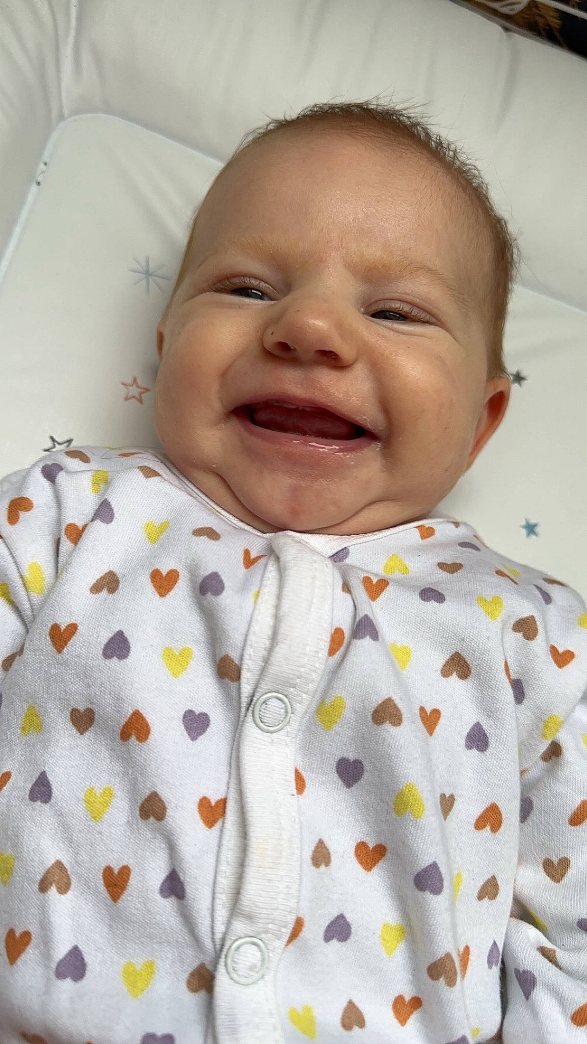 Alma participe au concours pour gagner de l'argent avec cette photo : baby, baby_laughing, baby_toddler_clothing, child, chin, collar, comfort, facial_expression, happy, joy, laugh, linens, nose, pattern, person, sleeve, smile, textile, toddler